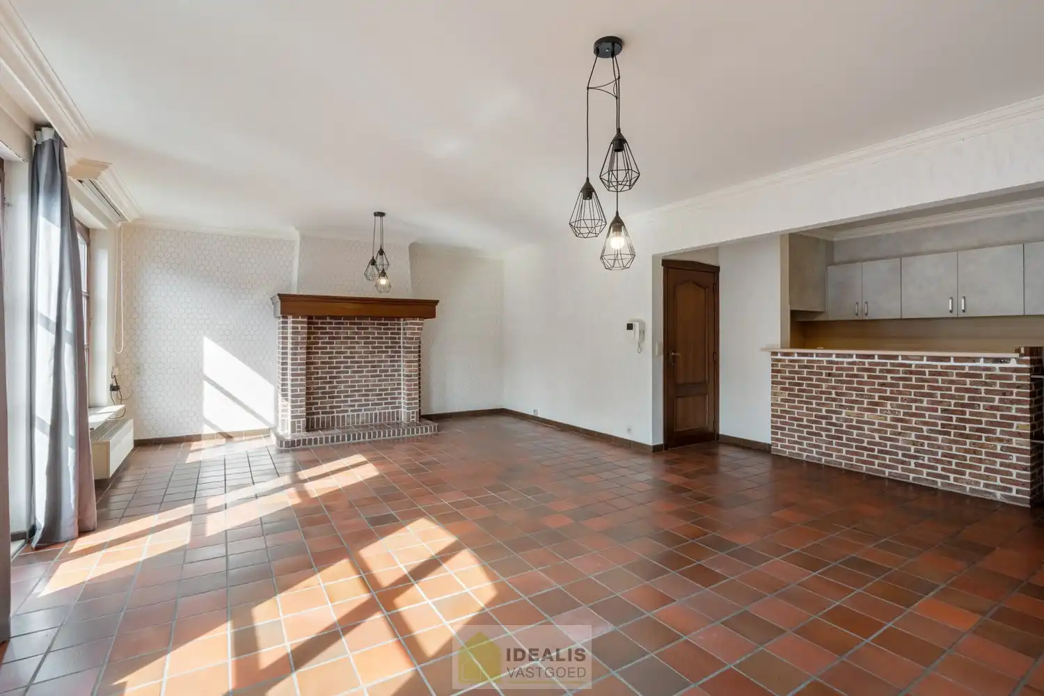 IDEALIS VASTGOED – RUIM APPARTEMENT MET TERRAS VAN CA.35M² EN PRIVATIEVE GARAGE IN HARTJE LOMMEL! Dit ruime appartement met een netto bewoonbare oppervlakte van ca.101m² bevindt zich op de 1e verdieping. Het appartement is vlot bereikbaar via de trappenzaal. Een naar eigen smaak op te frissen, goed ingedeeld en lichtrijk appartement met 2 slaapkamers, ruim terras en privatieve garage met sectionale poort! Zeker het bezoeken waard!! foto 6