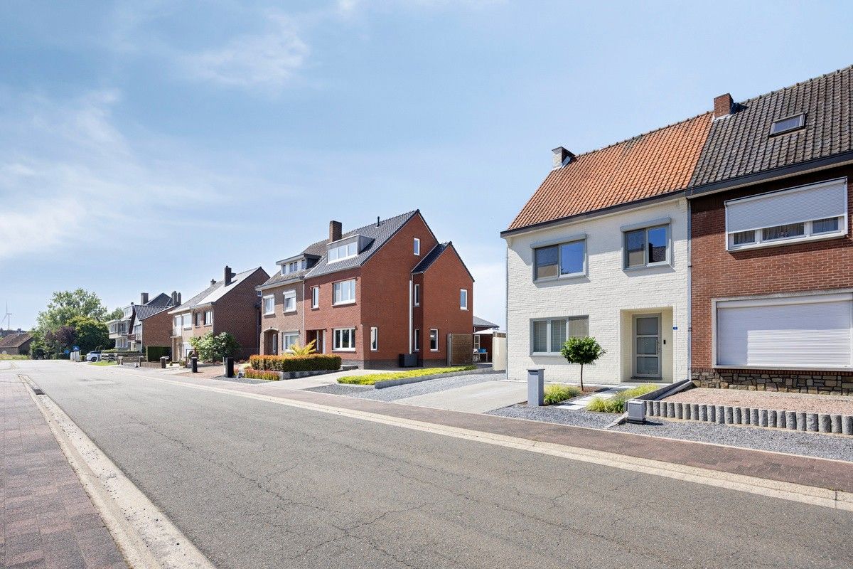 Instapklare, smaakvol gerenoveerde woning op een steenworp van het centrum van Lanaken. foto 3