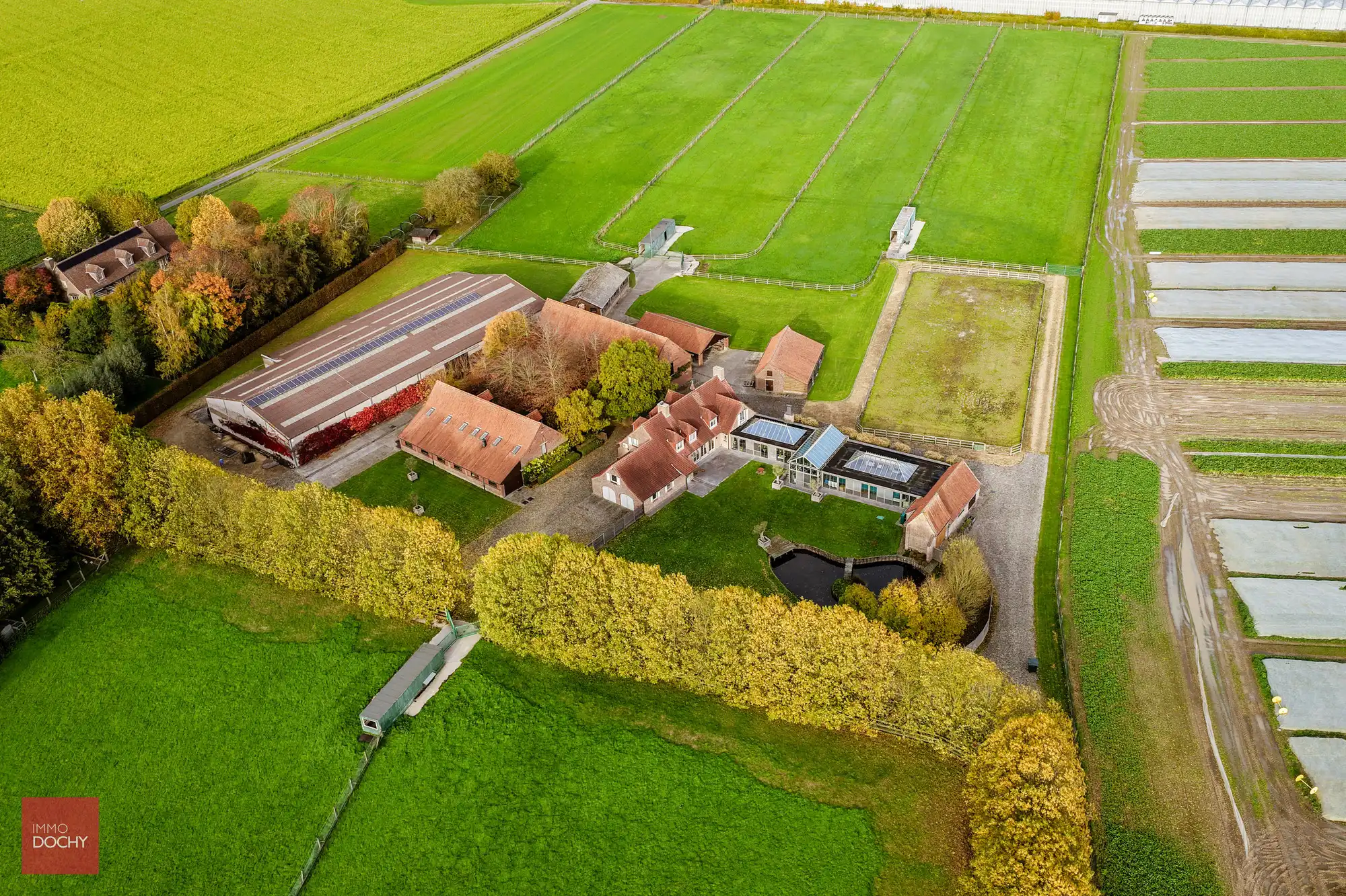 Vierkantshoeve met paardenaccommodatie op ca. 5,3ha foto 2