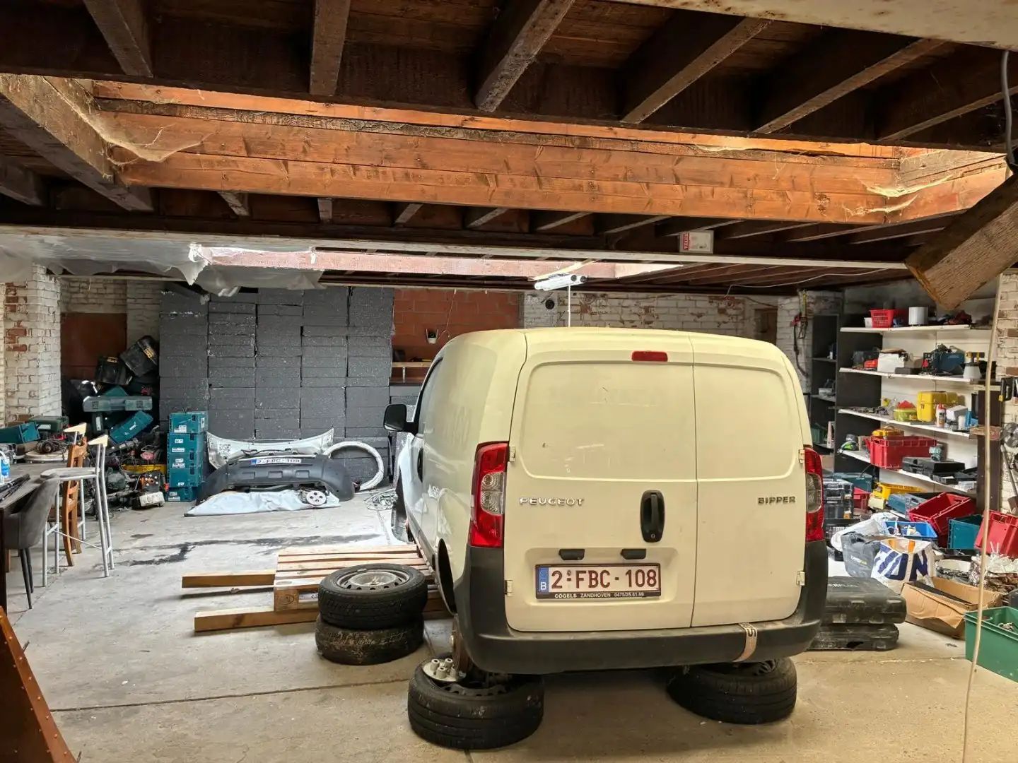 Te renoveren woning met magazijn en inrijpoort foto 5