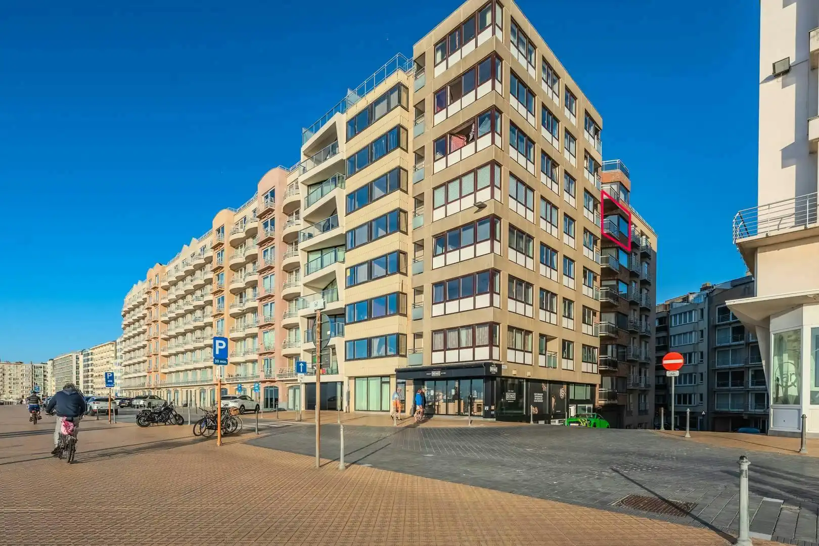 Instapklaar 2 slaapkamer appartement met zijdelings zeezicht foto 17