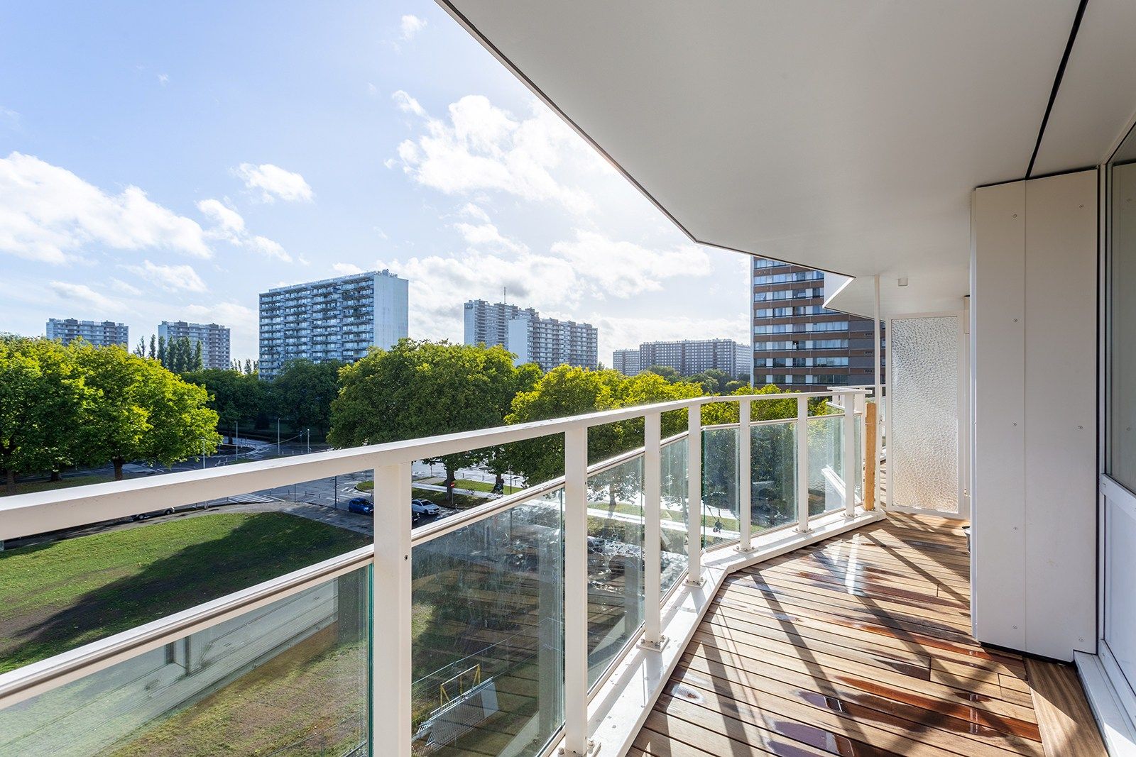 Instapklaar 3-slaapkamerappartement op de 5e verdieping met zuidgericht terras foto {{pictureIndex}}