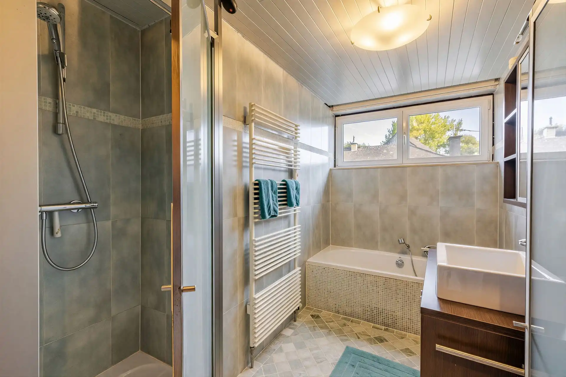 Exclusieve woning met 5 slaapkamers, tennisplein, poolhouse en ruime tuin foto 28
