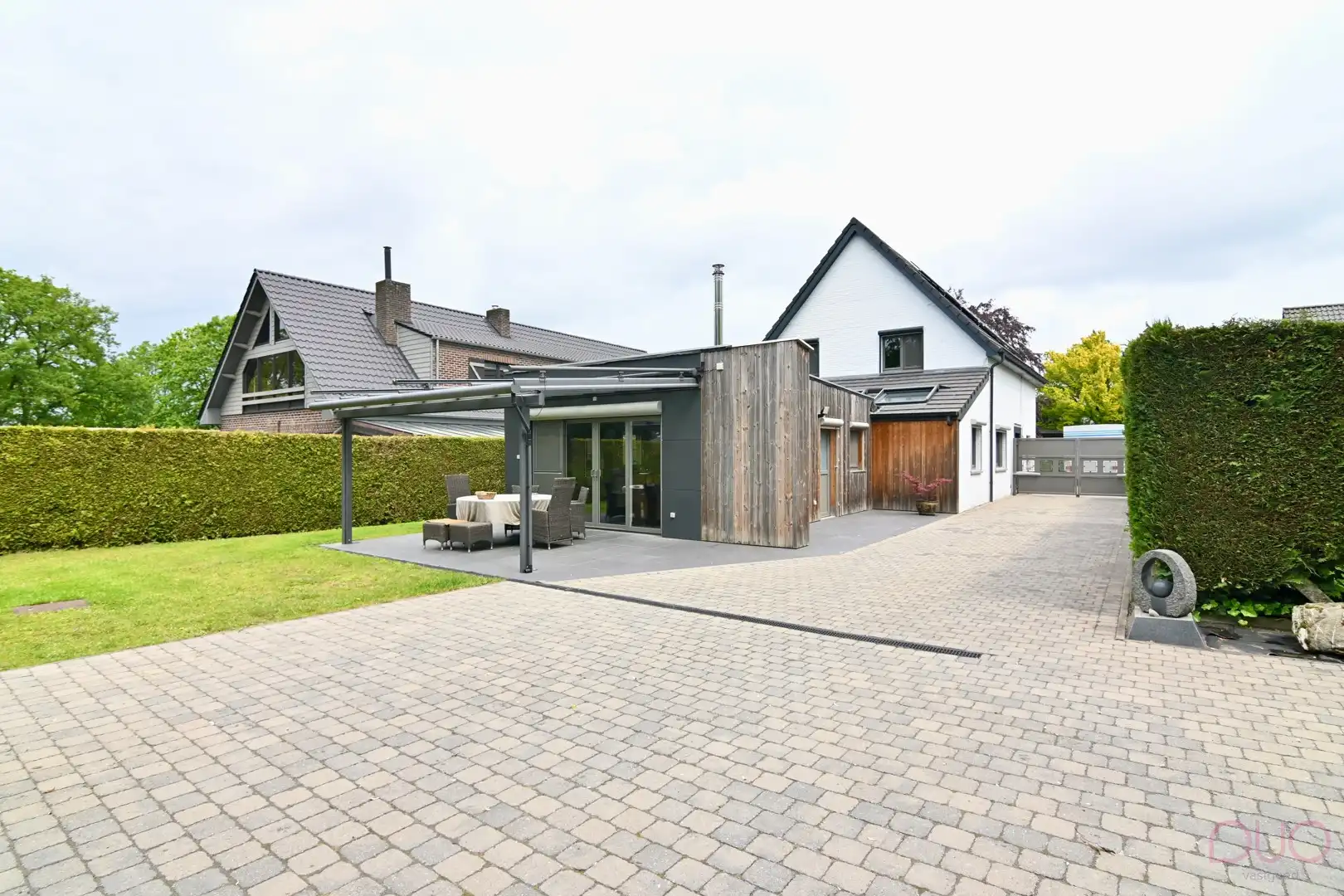 Knappe vrijstaande woning, instapklaar met tot 5 slaapkamers, midden in het groen foto 2