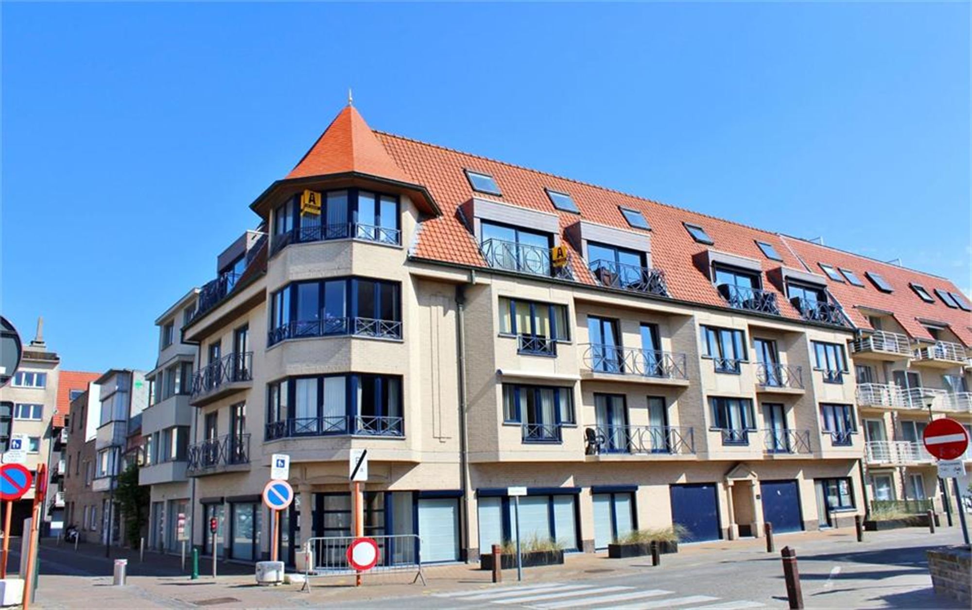 Zonnig en instapklaar hoekappartement vlakbij strand en winkels! foto {{pictureIndex}}