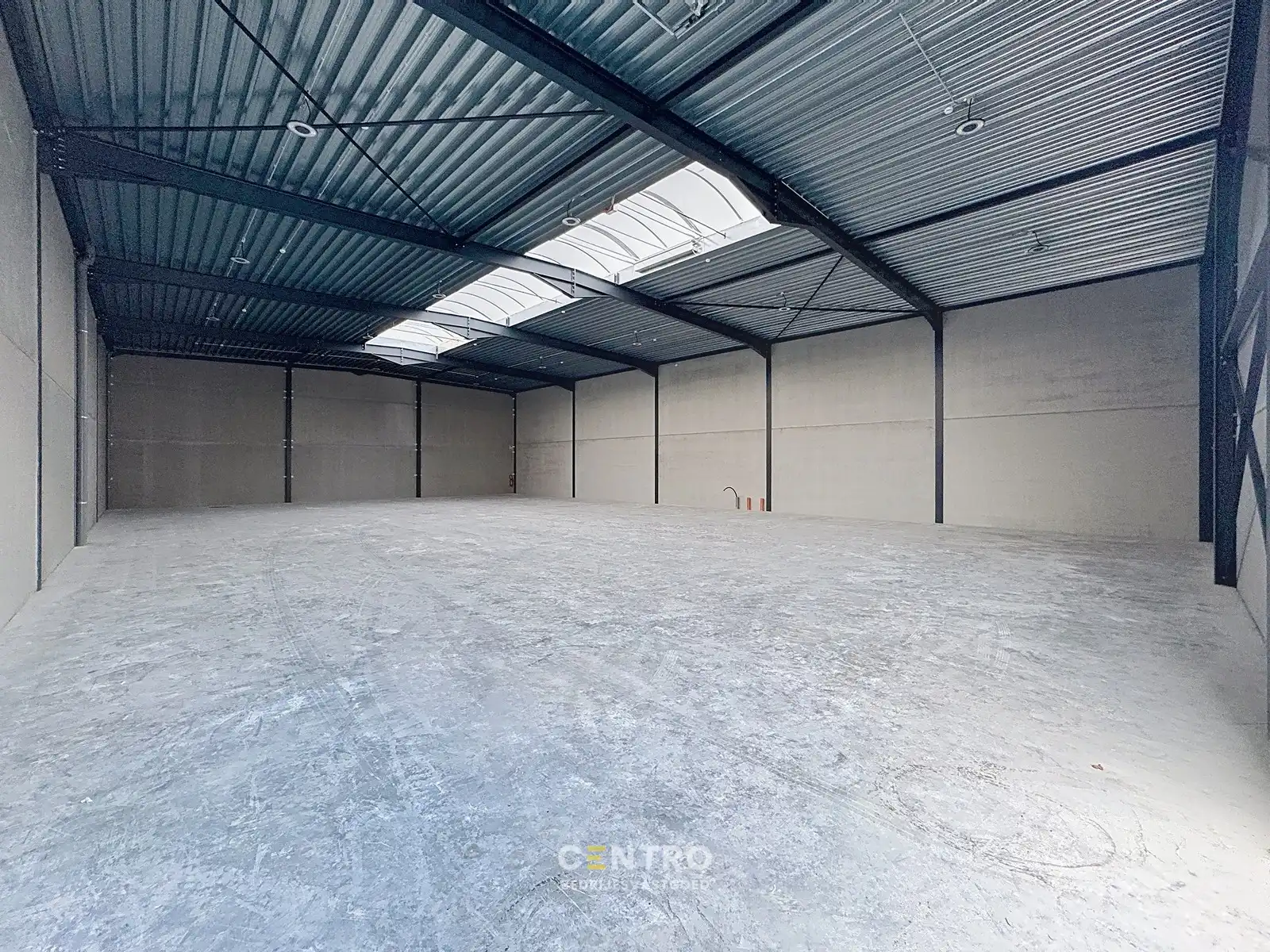 Kwalitatief en goed geïsoleerd NB MAGAZIJN (300m²) TE HUUR in Oostkamp. Inclusief 3 private parkeerplaatsen voor de deur. foto 6
