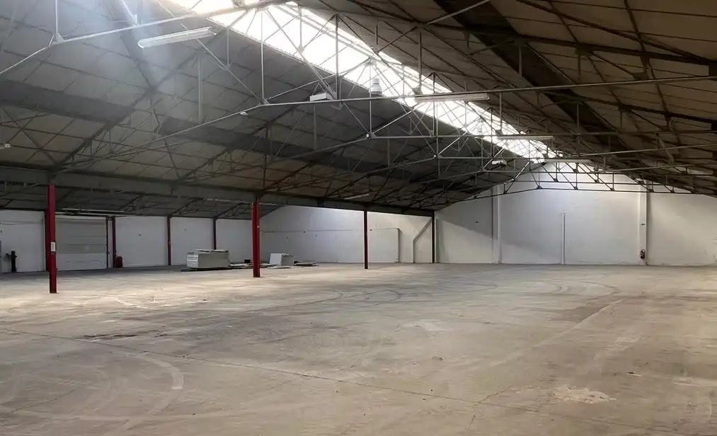 Magazijn met kantoor te huur op industriële site te Malle foto 4