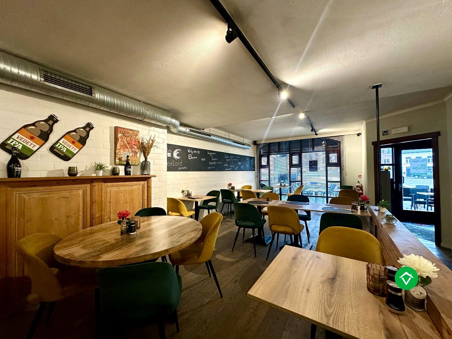 Café “Foelard” - centraal gelegen handelszaak op de Markt van Torhout foto 2