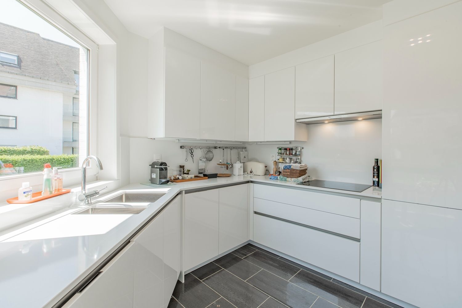 Lichtrijk hoek-appartement van ruim 180m2, rustig gelegen in een standingvolle villaresidentie, op enkele stappen van de zeedijk Albertstrand en de Royal Zoute  foto 10