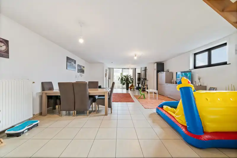 Roeselare : ruime lichtrijke duplexappartement met zolder voorzien van  2 slaapkamers en een groot zonneterras binnenin een woonerf. (opp 143 m²) foto 2