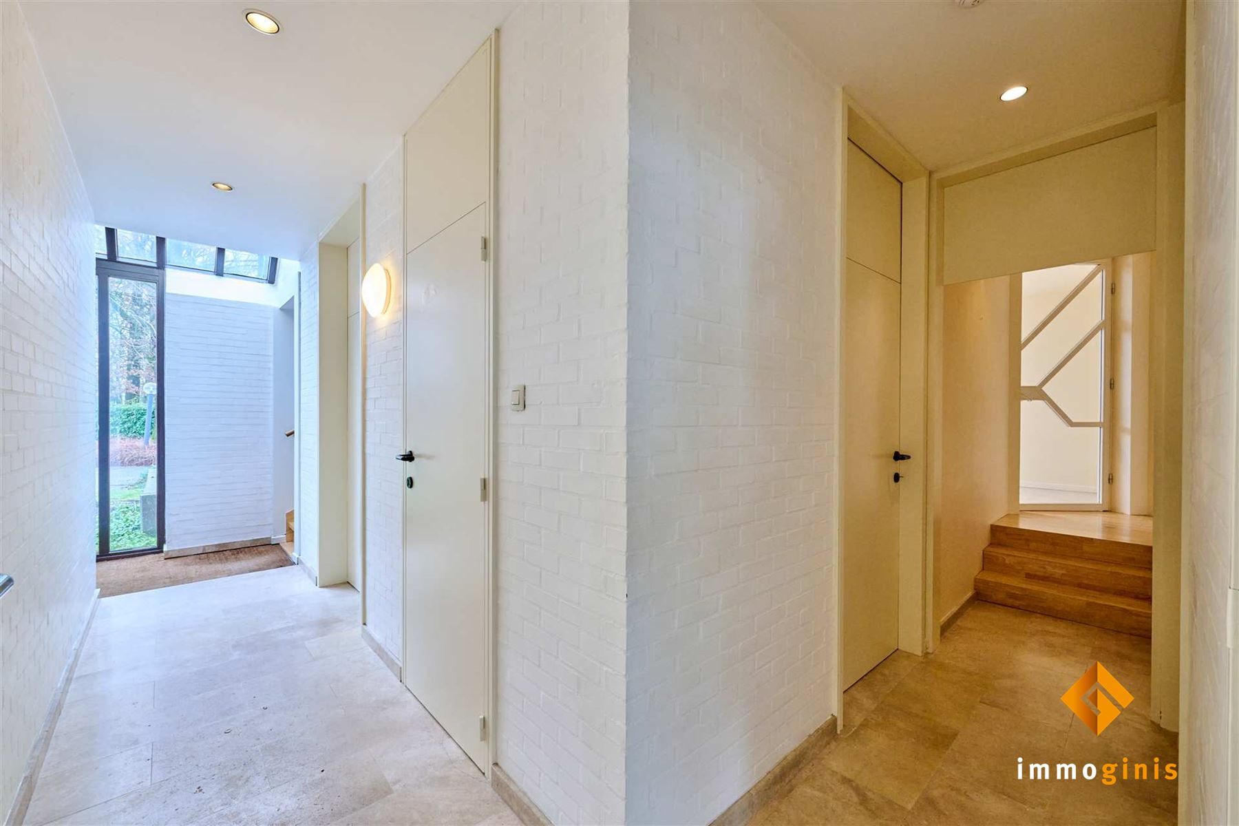 Ruime woning met 3 slaapkamers en dubbele garage op wandelafstand van het centrum van Bocholt! foto 2