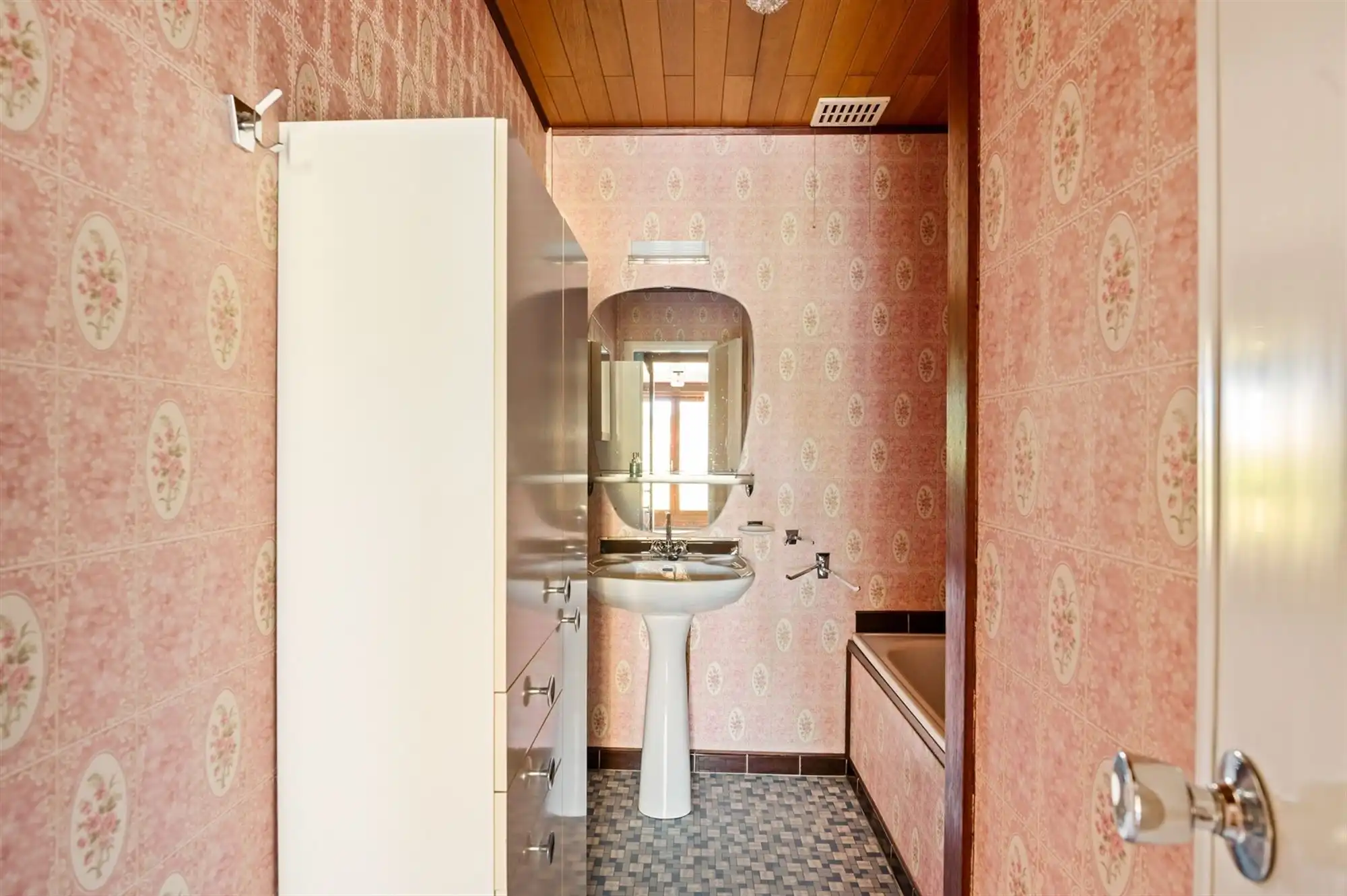 Grondig te moderniseren woning te Putte foto 7