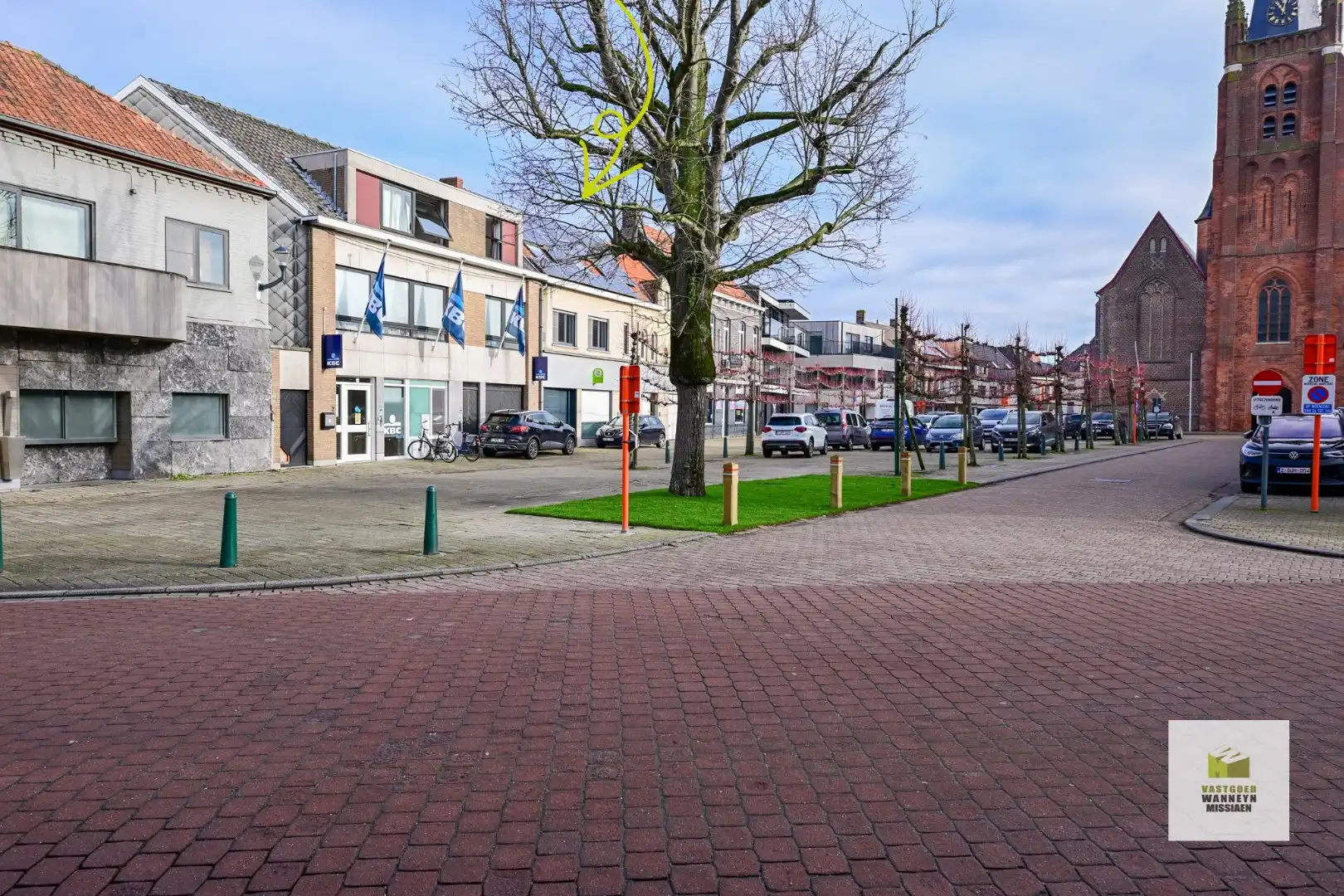 Ruime gezinswoning met tuin, 3 slaapkamers en een grote garage  foto {{pictureIndex}}