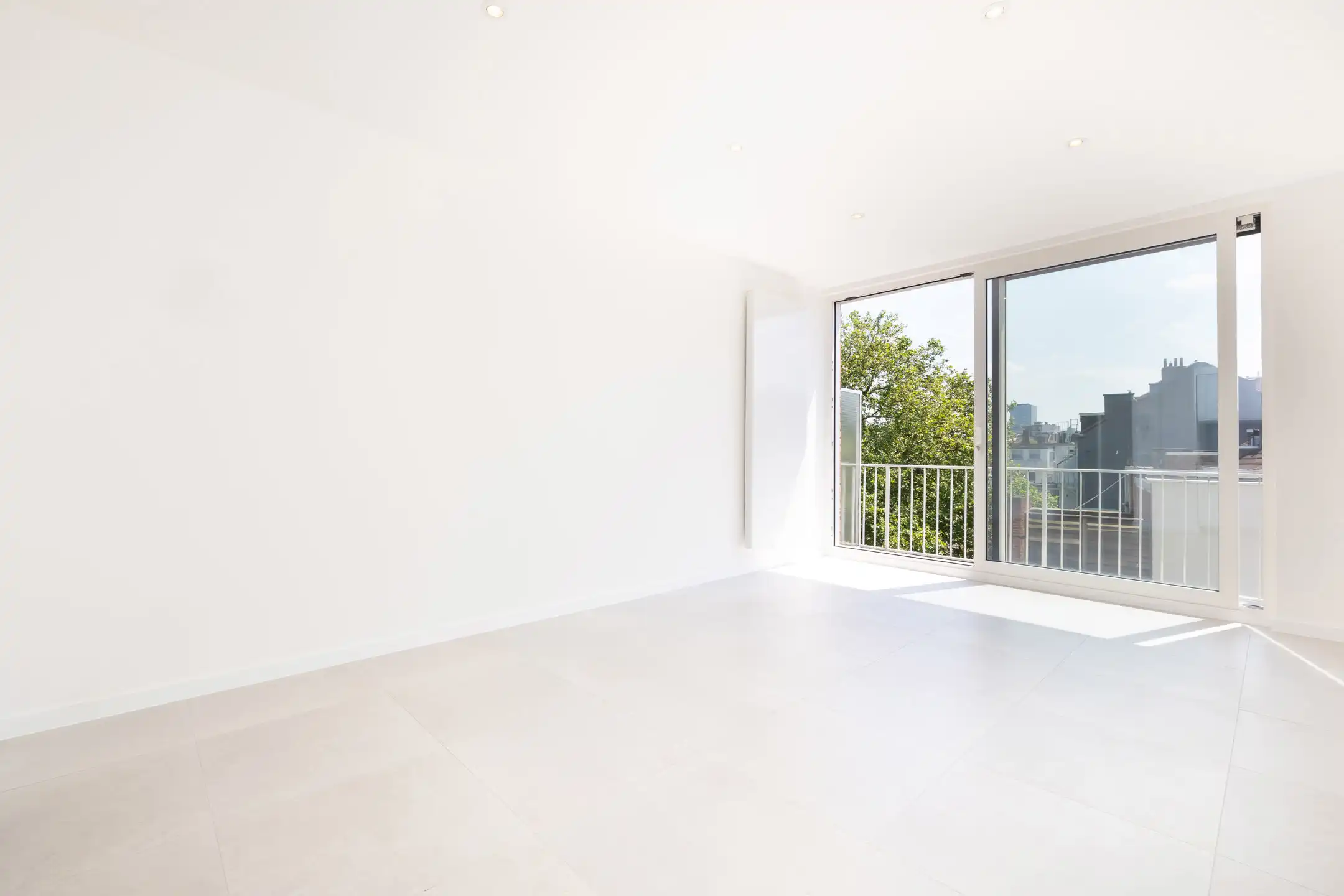 Mooie, zeer lichte studio foto {{pictureIndex}}