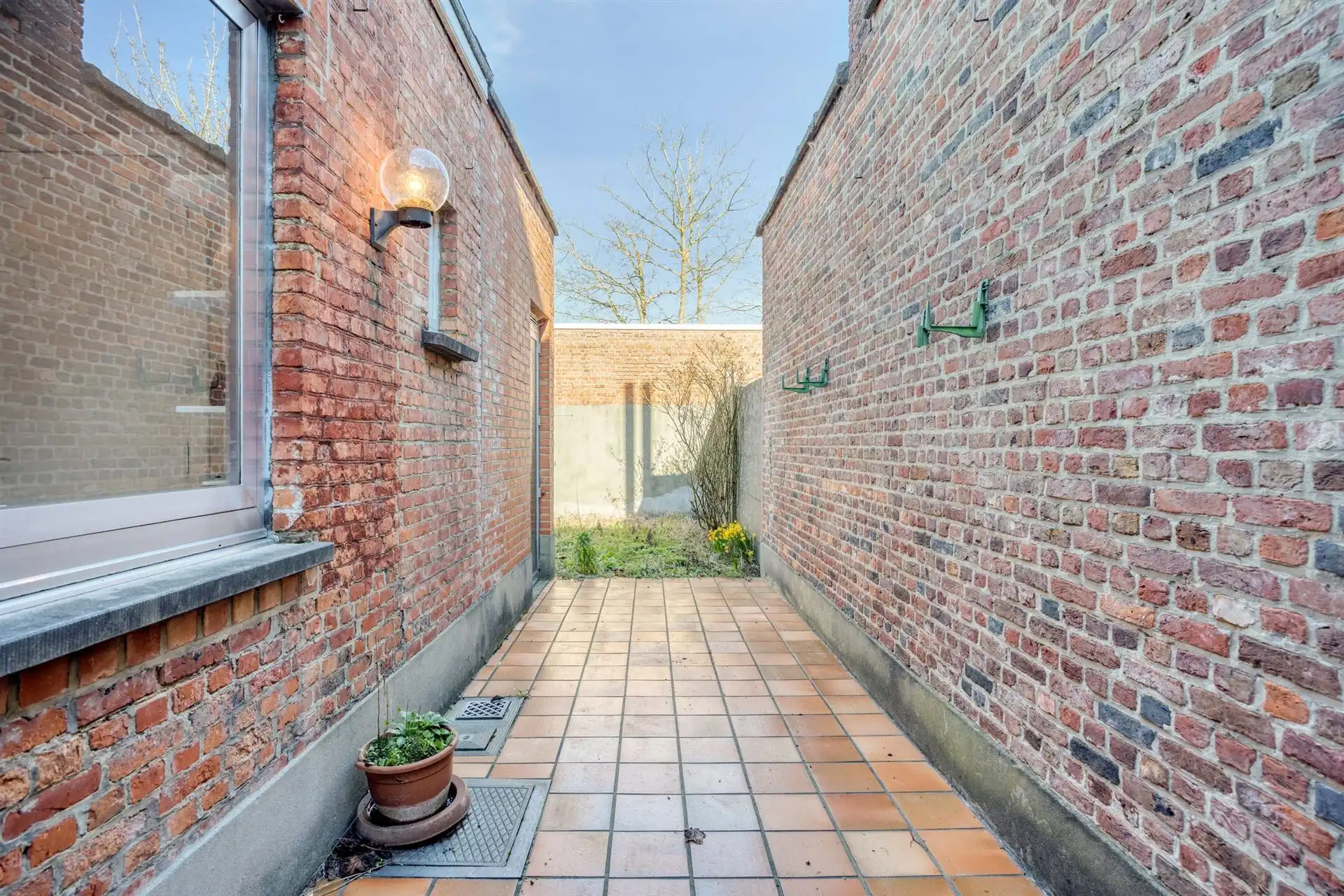 Te renoveren woning met 4 slaapkamers en tuin.  foto 21