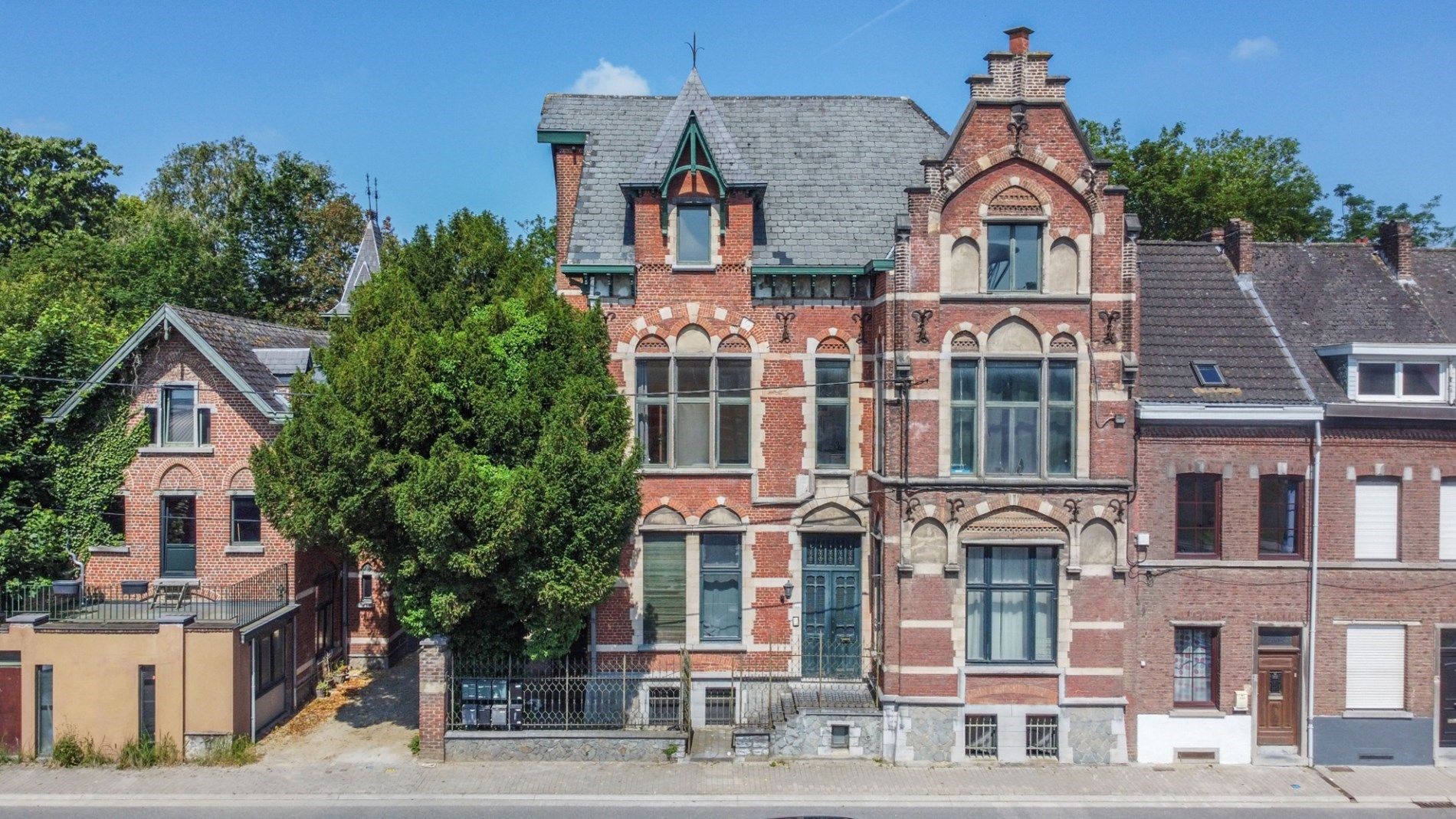 Een ruim gebouw, bestaande uit 3 grote appartementen  foto {{pictureIndex}}