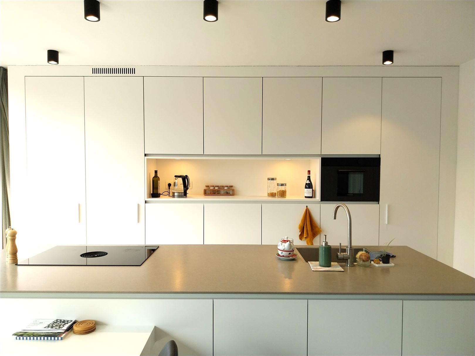 TE HUUR: Appartement met 1 slaapkamer en ruim terras te Stal! foto 5