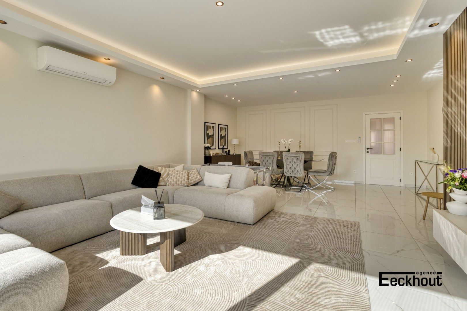 Gerenoveerde halfopen woning met grote zonnige tuin op gegeerde ligging! foto 2