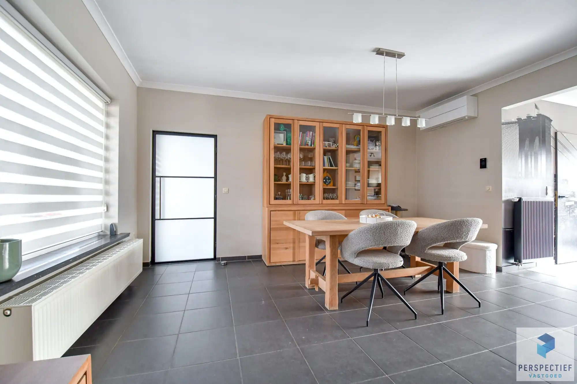 Rustig gelegen ruime halfopen woning met uitweg & bijgebouw/garage foto 3