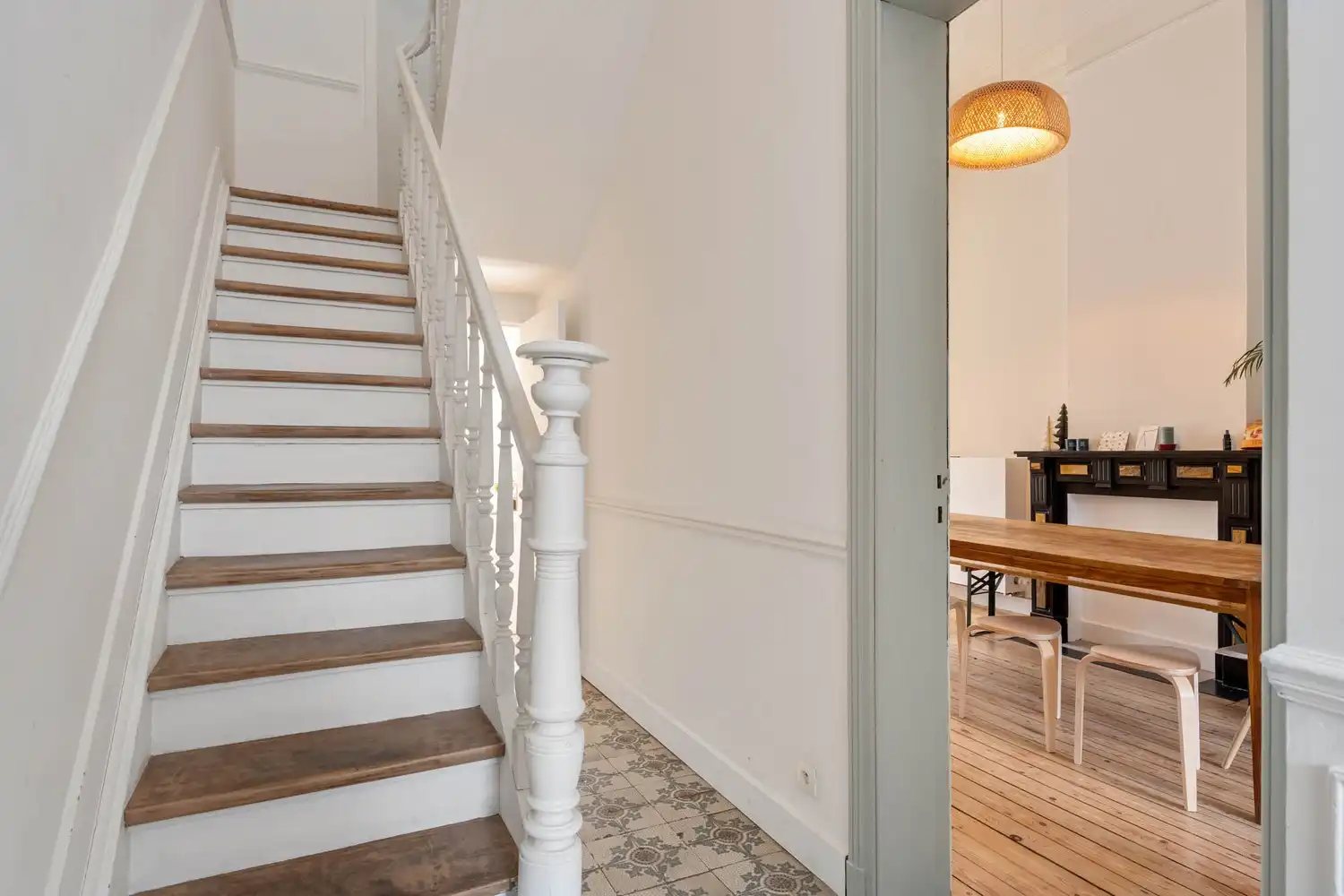 Prachtig gerenoveerd en energiezuinig herenhuis met 5 slaapkamers, 2 badkamers en een tuin op een toplocatie nabij het station van Leuven! foto 3