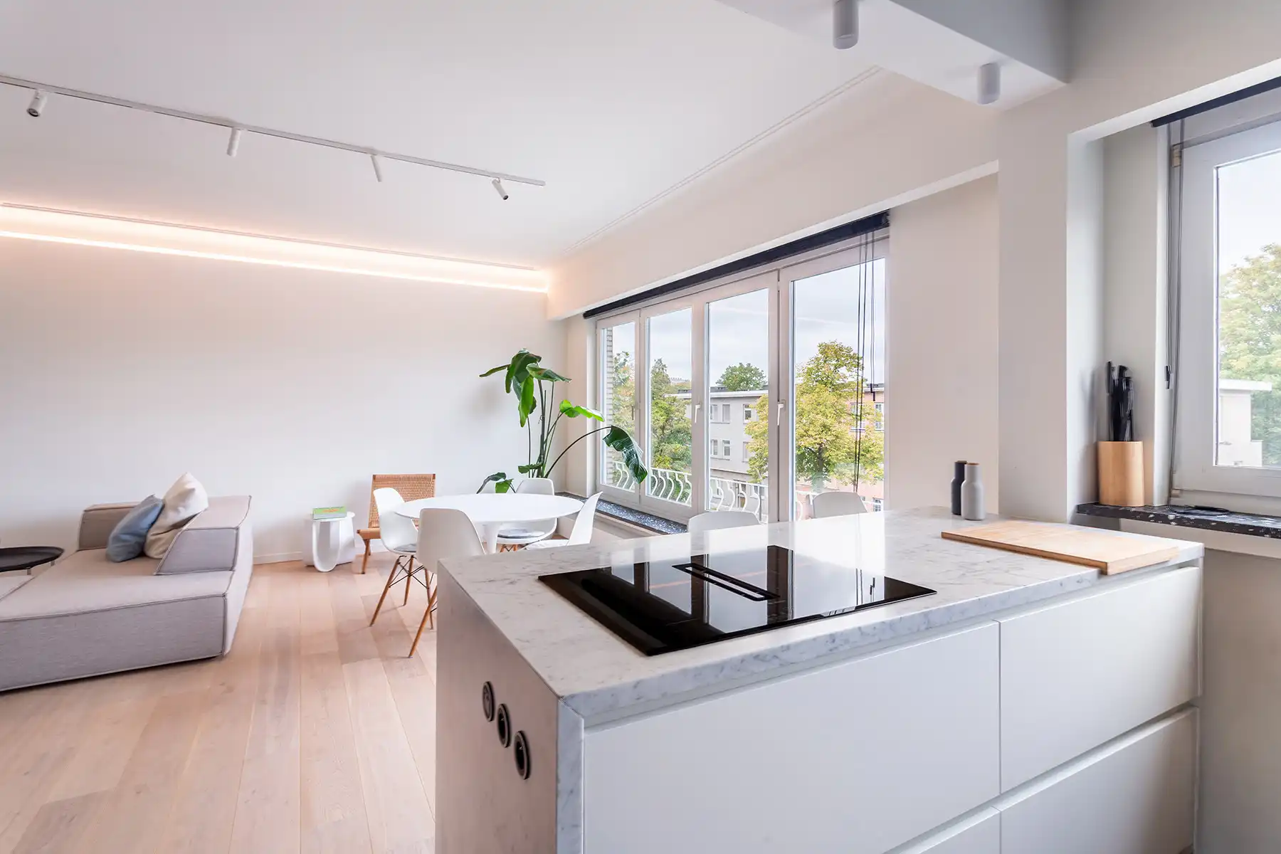 Wilrijk - Gerenoveerd en lichtrijk hoekapp.+ terras. foto 6