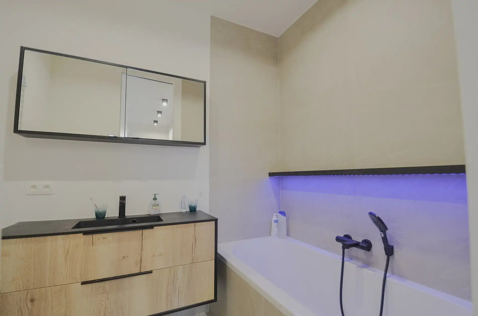 Appartement met gevelbreedte van ongeveer 5,2 meter en een ruim zonnig terras. foto 19