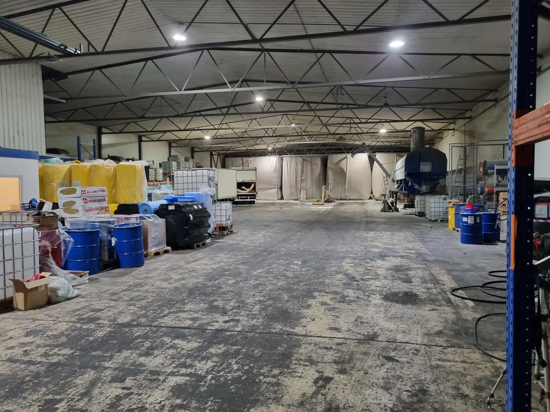 TE HUUR: BEDRIJFSGEBOUW VAN 1420M² foto 3