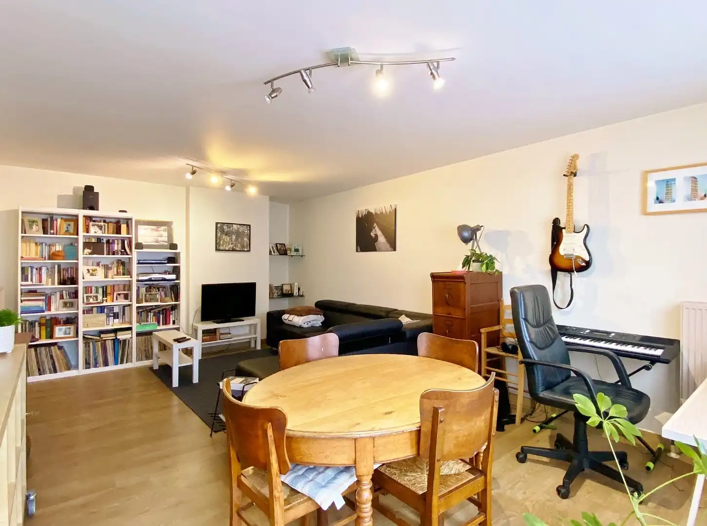 Ieper - Ruim instapklaar appartement met terras op centrale ligging - met garage foto 4