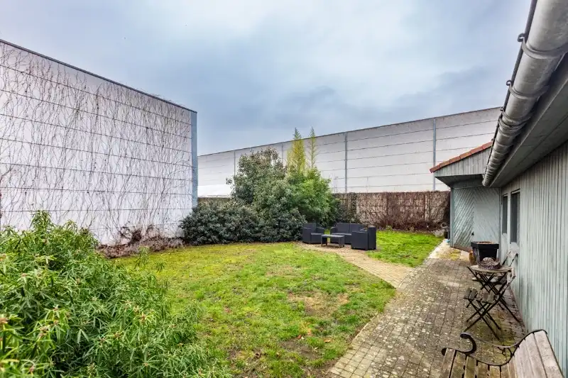 Halfopen woning met 3 slaapkamers, magazijn/ grote garage en tuin op 510 m² foto 12