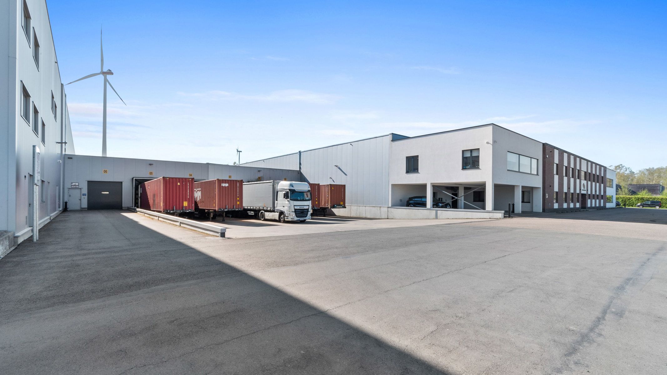 Volledig uitgerust distributiecentrum in nieuwbouwstaat foto 12