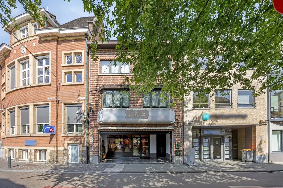 GEHEEL VAN DUPLEX EN VERHUURD HANDELSGELIJKVLOERS  IN CENTRUM VAN BILZEN. foto 2