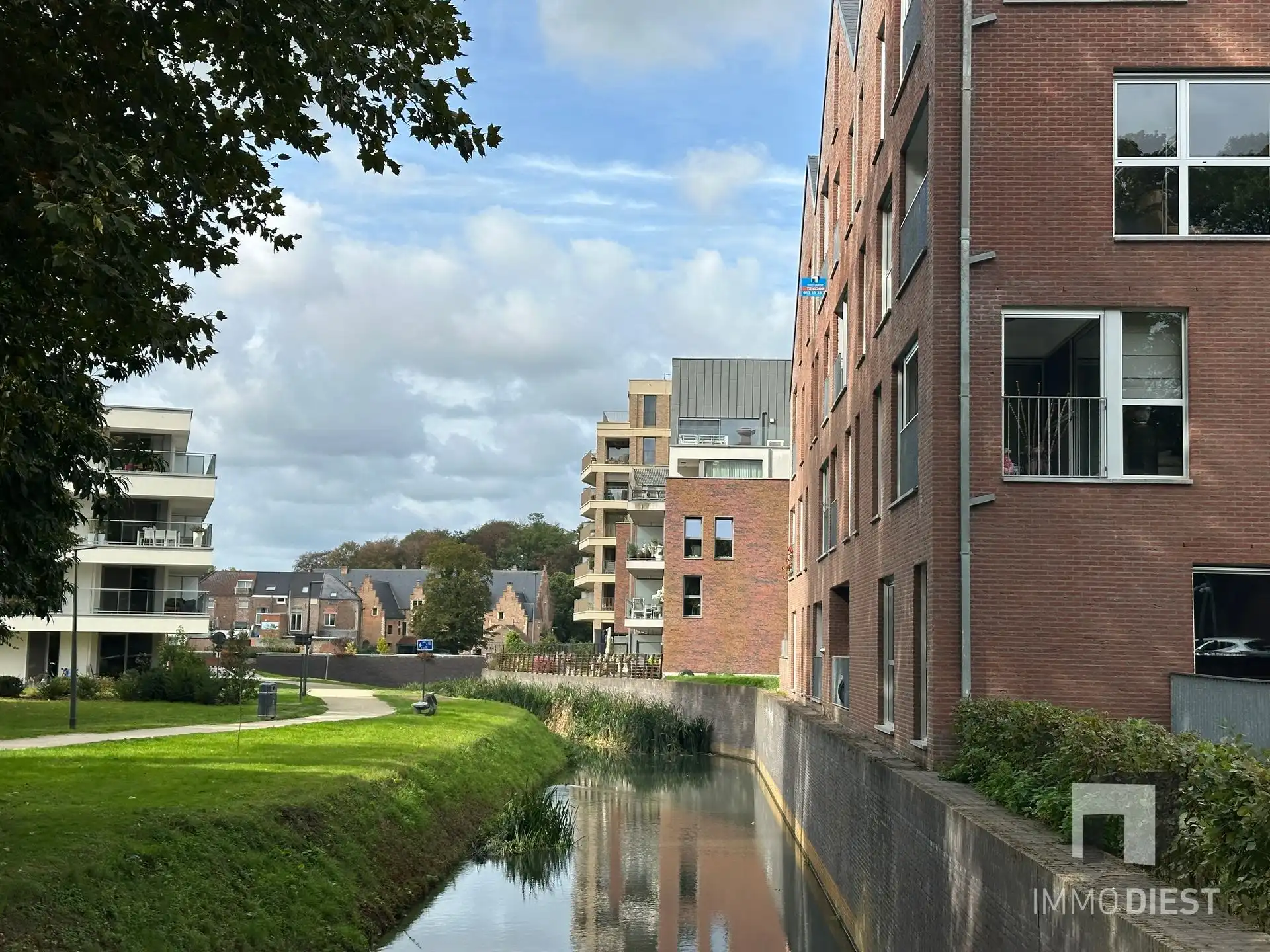 Knappe duplex met zicht op park en Demer - 3 slpks en parking foto {{pictureIndex}}