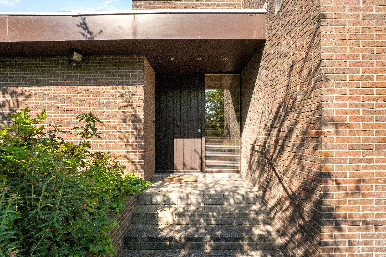 VERRASSEND RUIME ALLEENSTAANDE WONING OP 1.298 m² foto 2