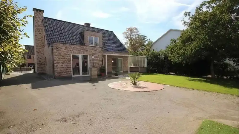 Villa van circa 220m² met 4 slaapkamers op 7 are 90 ca foto 8