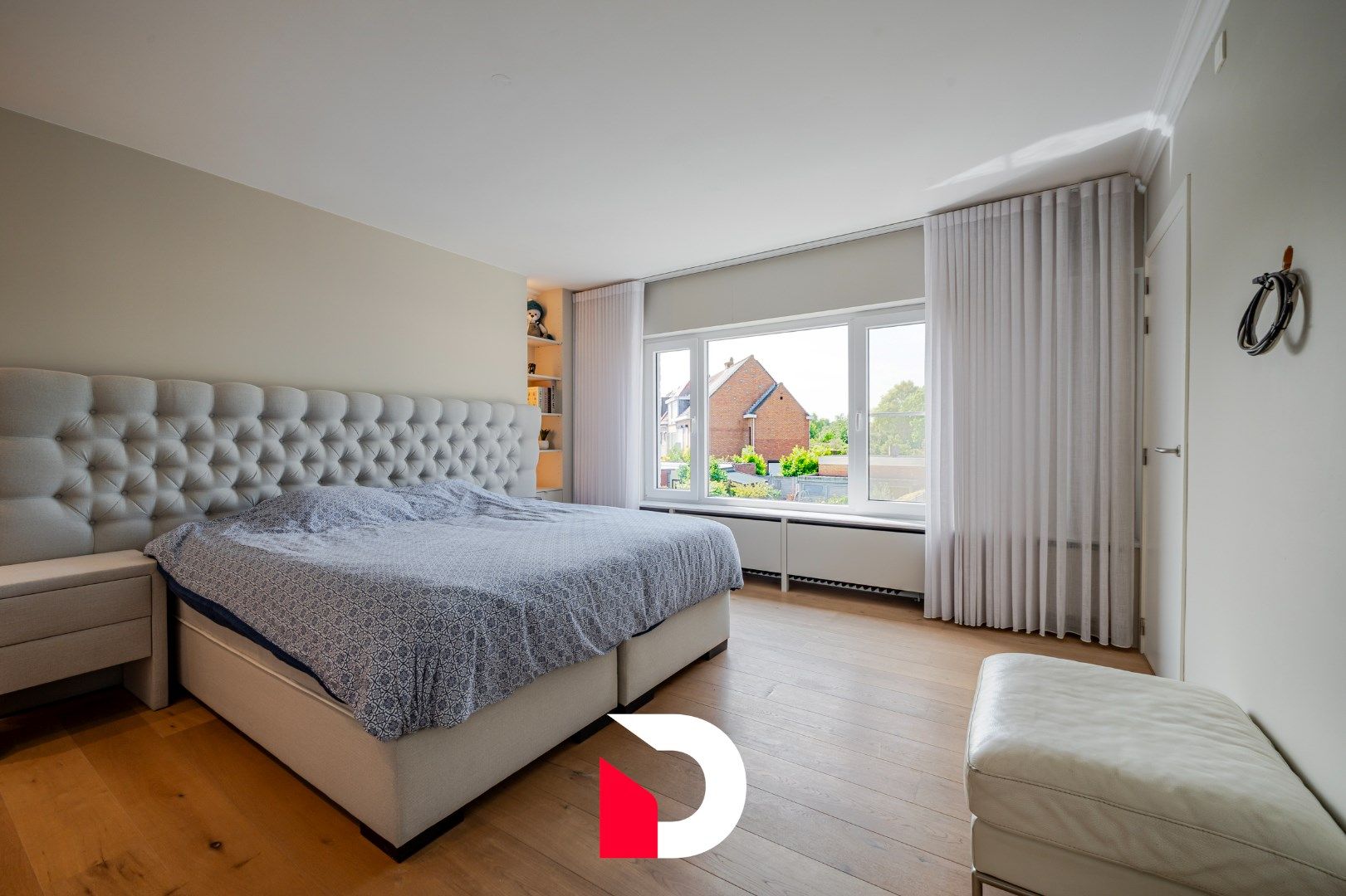 Stijlvol gerenoveerde woning met 5 slaapkamers en zwemvijver op topligging in Brugge foto 14