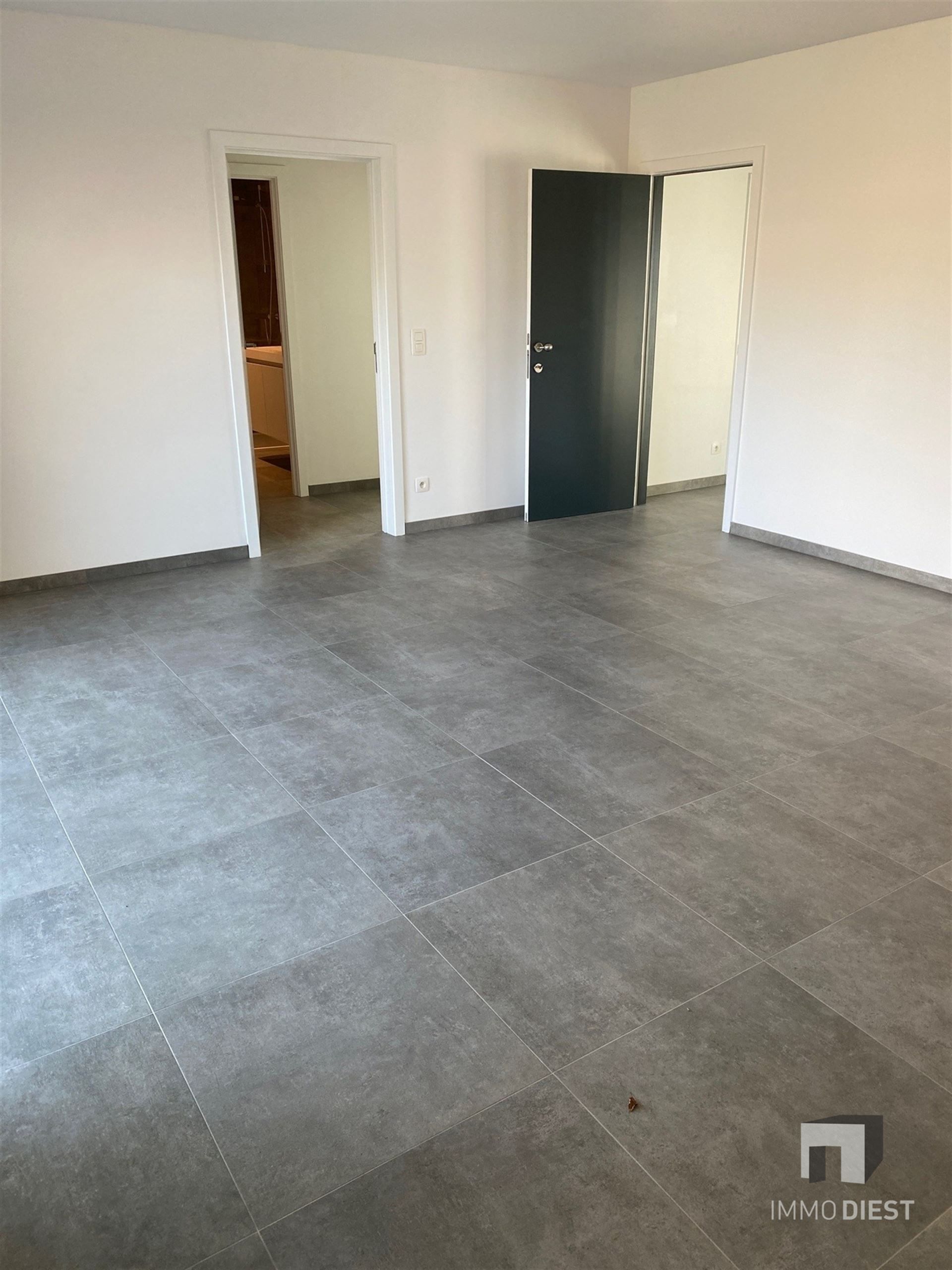 Modern gelijkvloers appartement foto 6