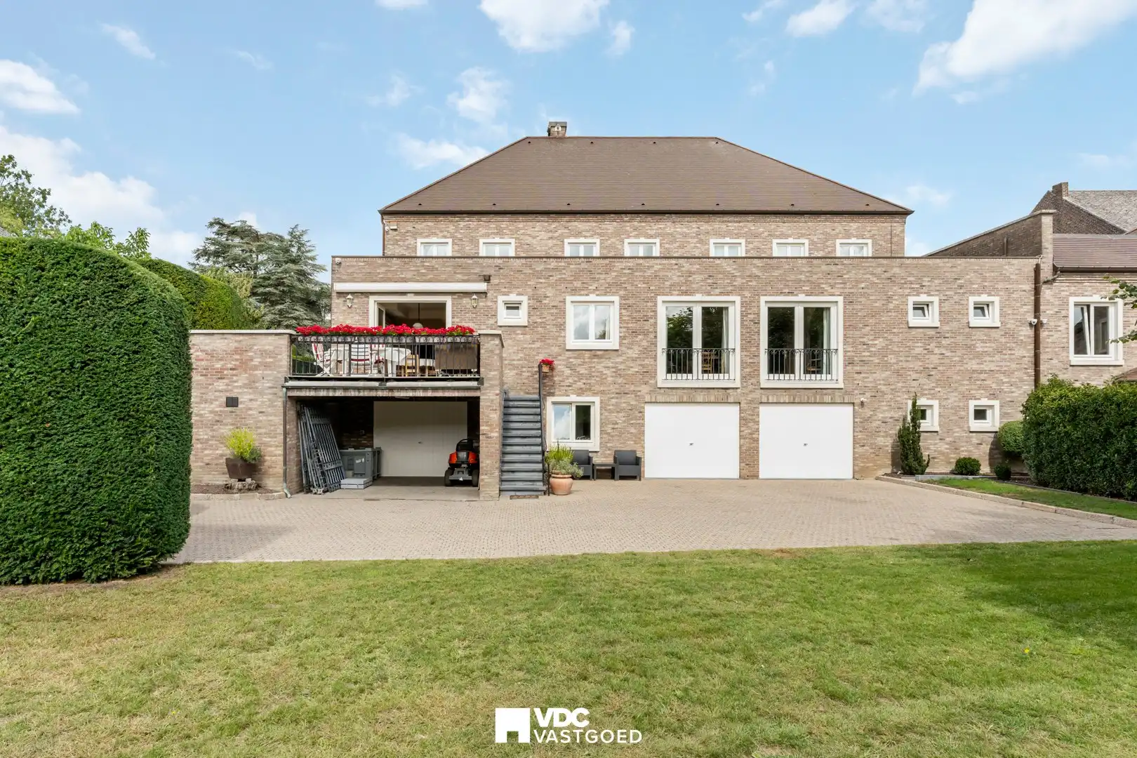 Unieke villa met kantoorruimte, binnenzwembad en opsplitsingsmogelijkheid – Tongeren/Borgloon foto {{pictureIndex}}