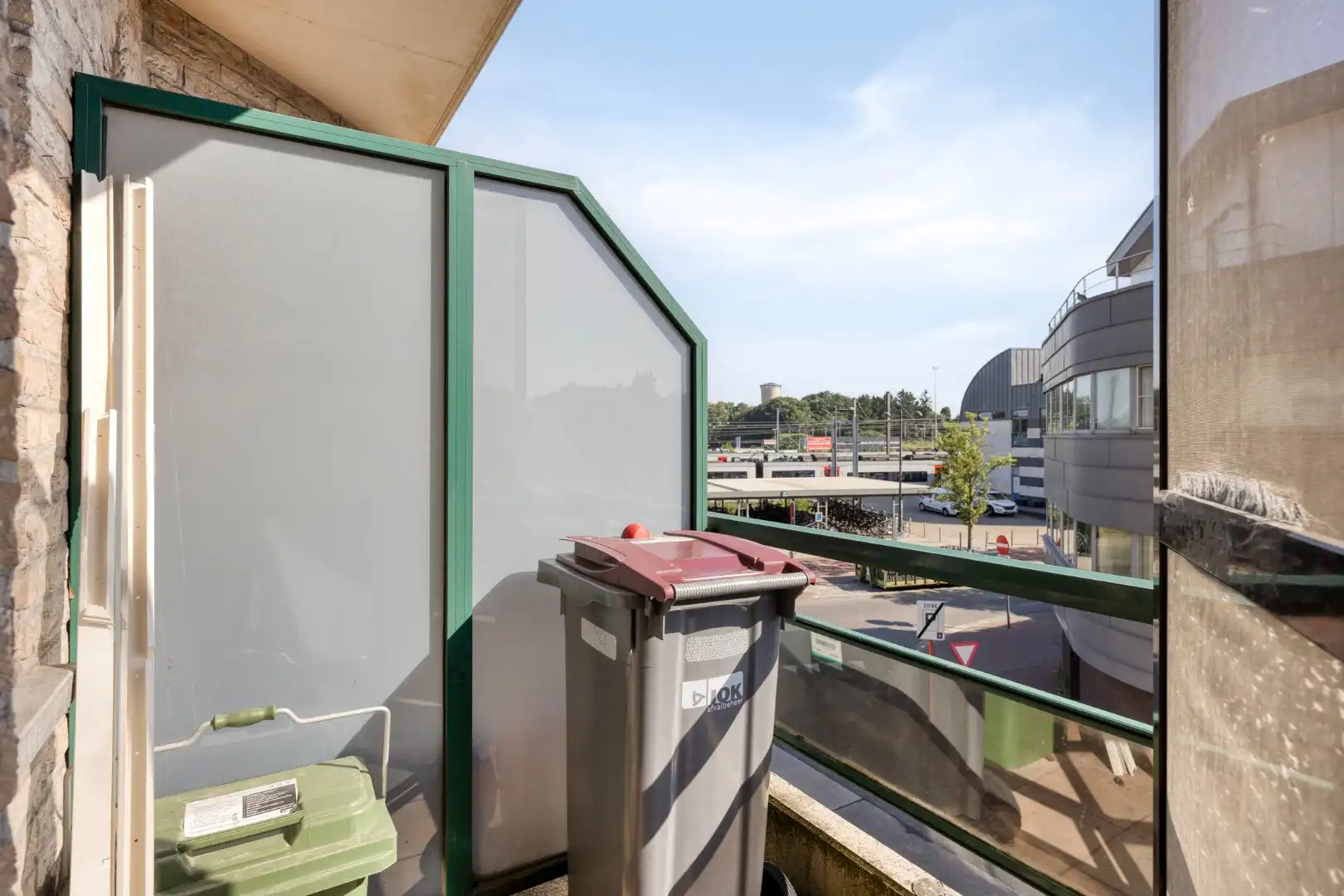 Appartement met 2 SLPKS en garage op gunstige locatie in het centrum. foto 8
