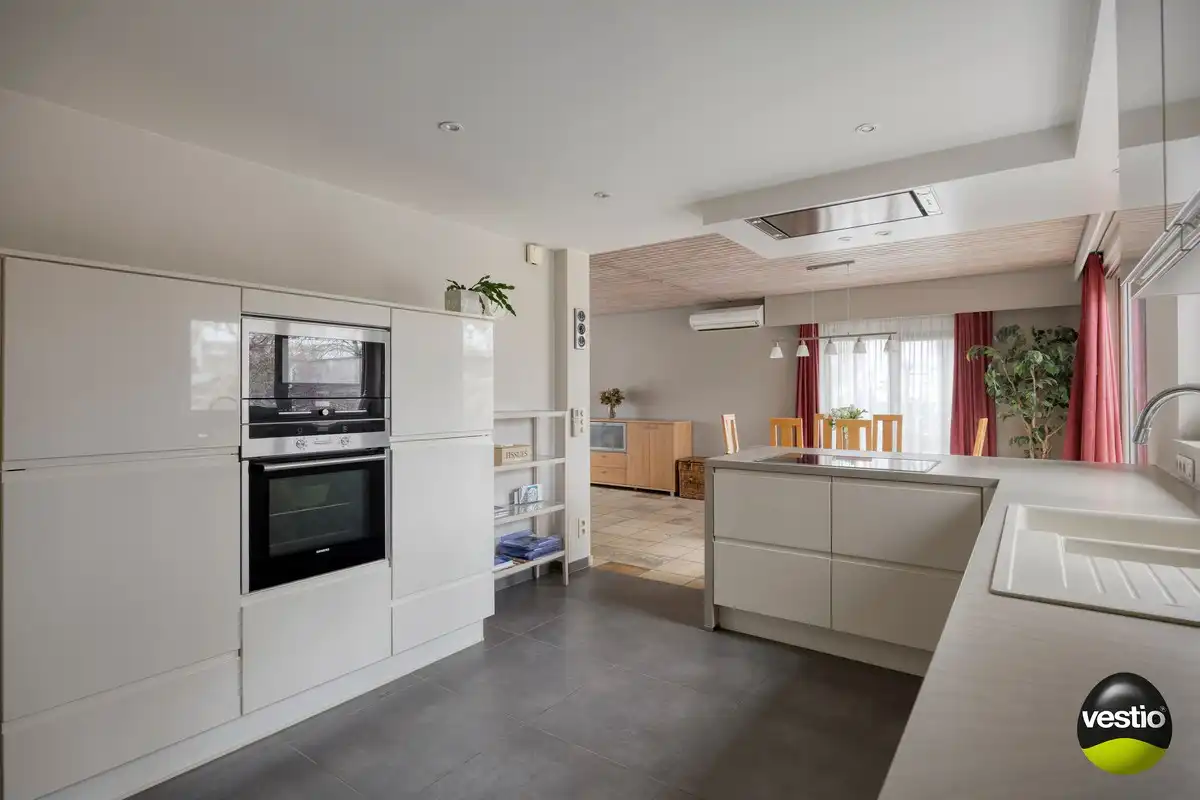 Gelijkvloerse woning met 3 slaapkamers, zonnepanelen en tuin op residentiële, rustige ligging. foto 8