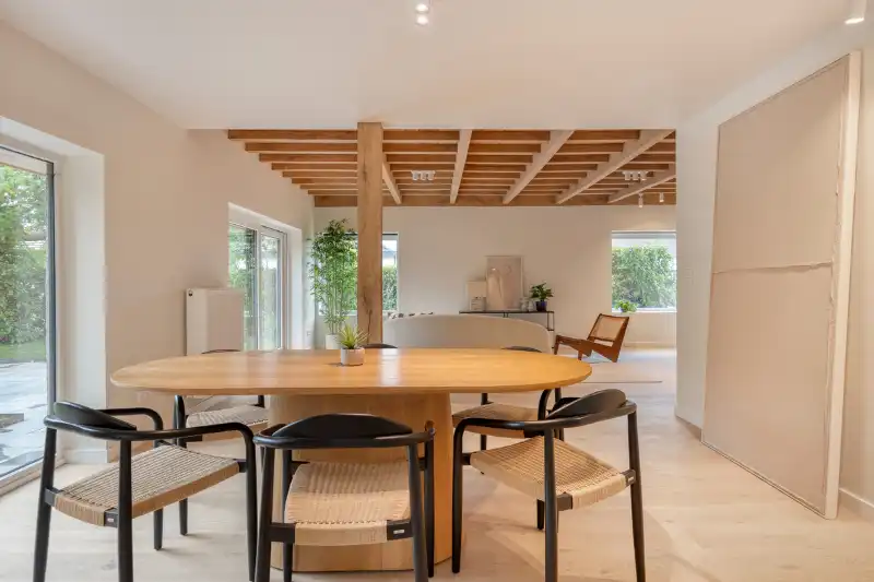 Een architecturale gezinswoning met karakter en uitzonderlijk veel ruimte foto 6