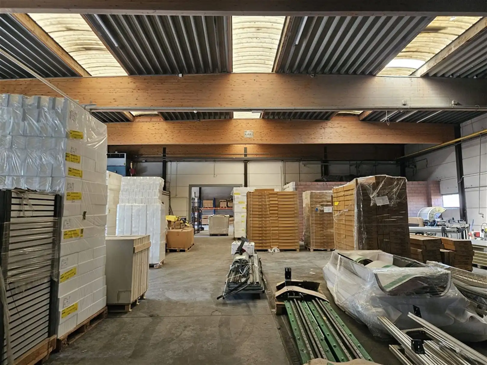 Semi-industrie met verhard terrein foto 7