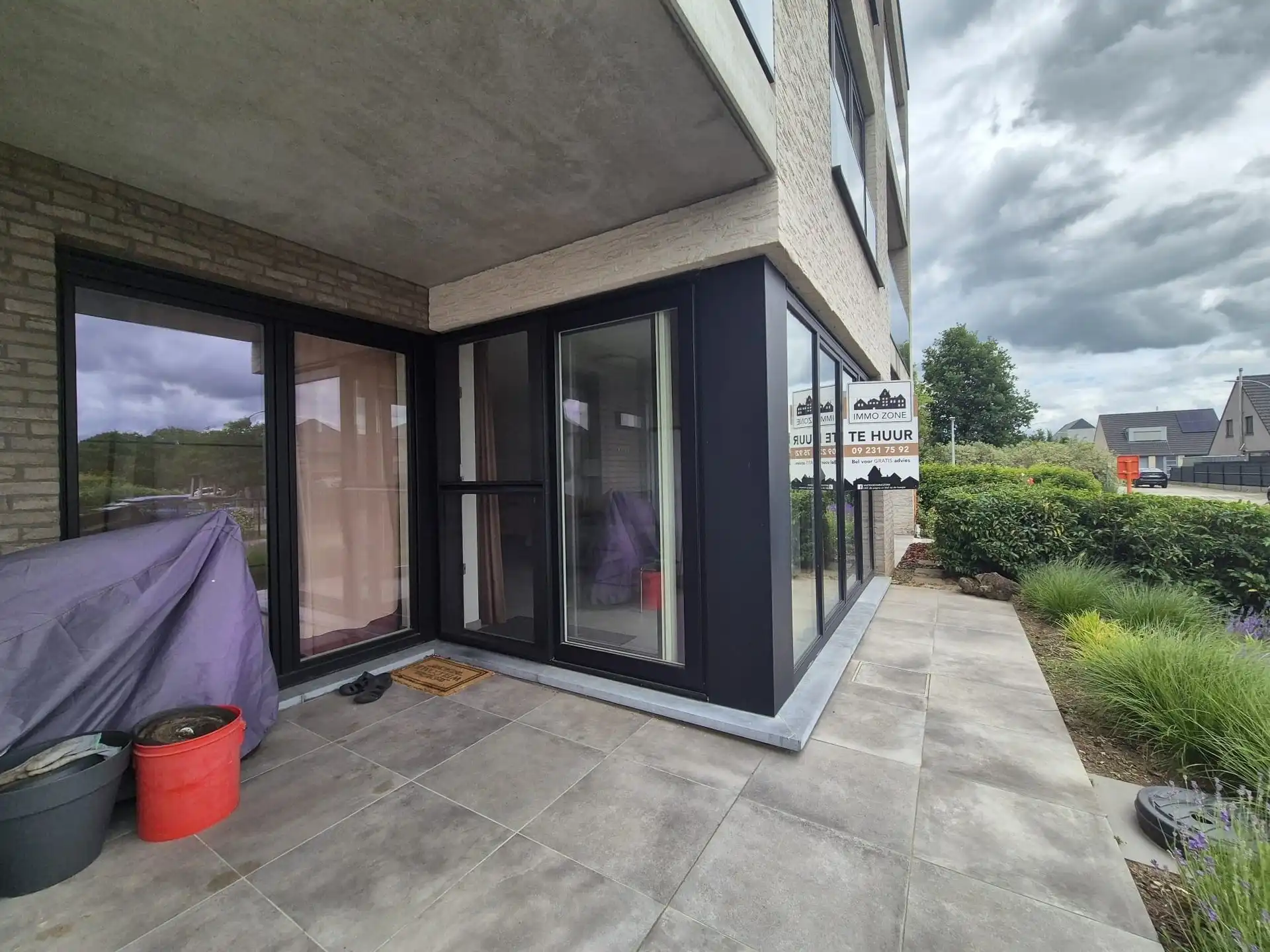 Modern gelijkvloers appartement met terras. foto 12
