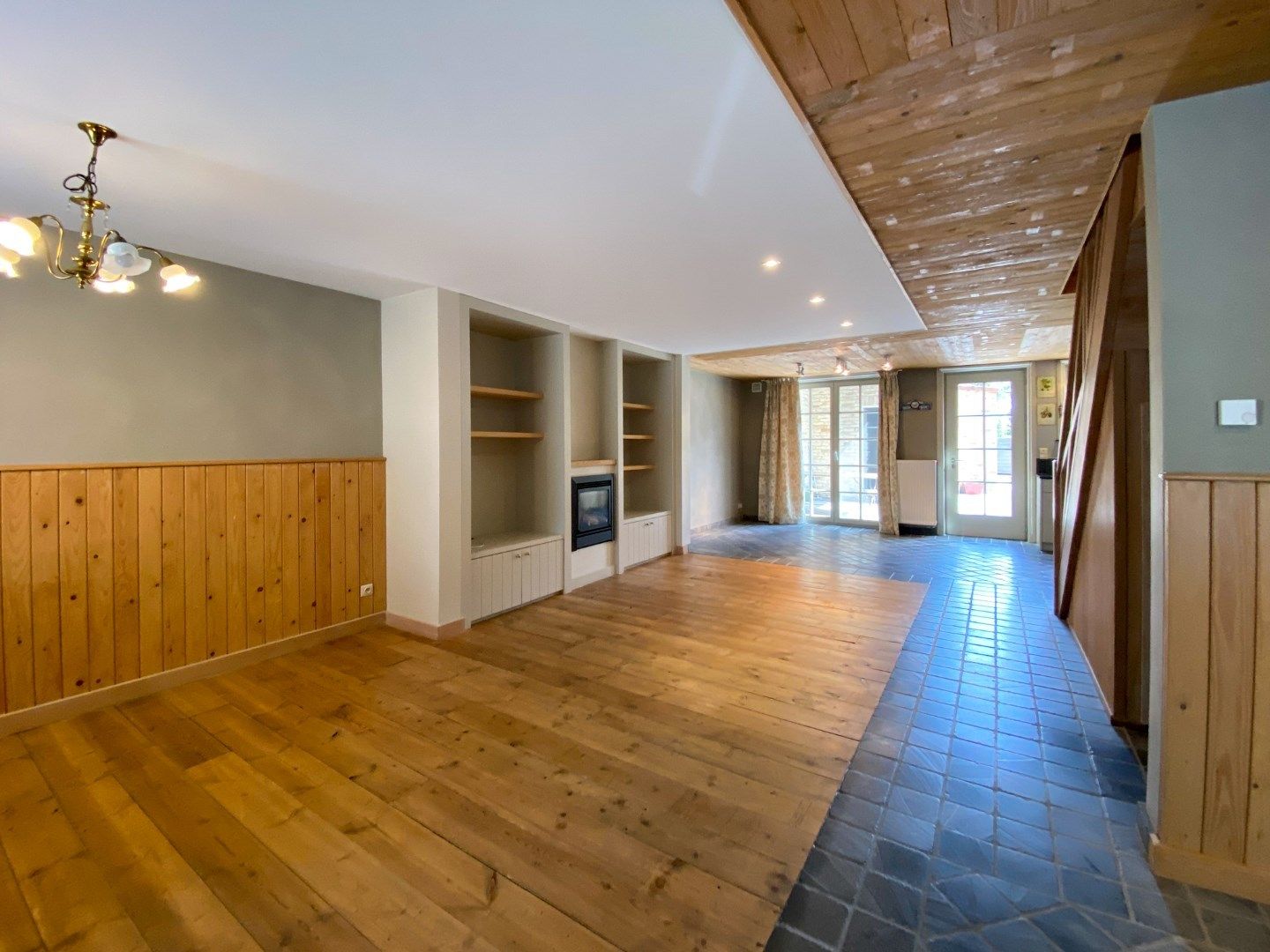 Charmante woning met 4 slaapkamers, tuin en ruime garage. foto 2