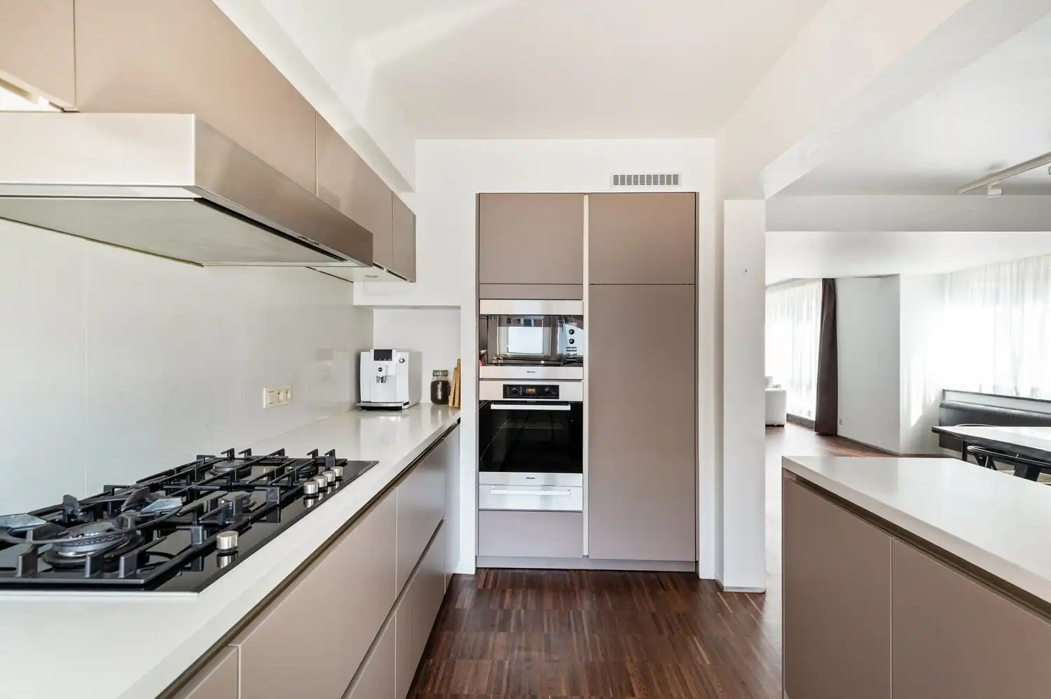 Halfopen huis met 4 slaapkamers, tuin en garage foto 7