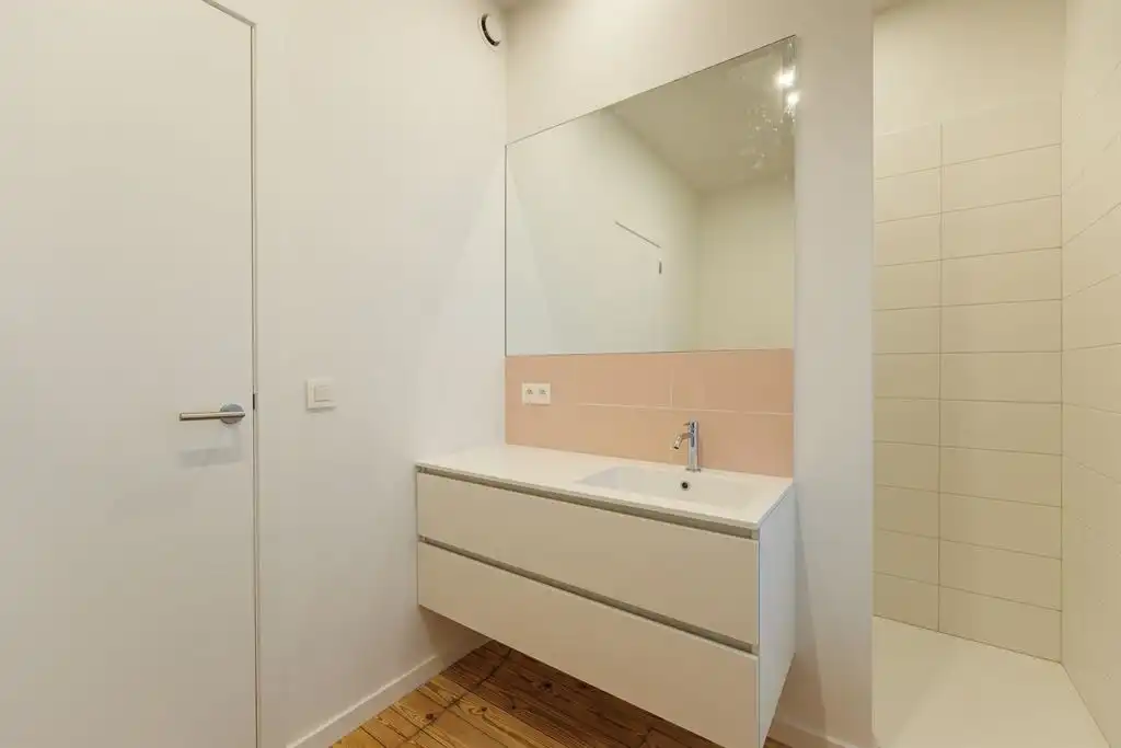 Gerenoveerd gelijkvloers appartement met zonnige tuin foto 10