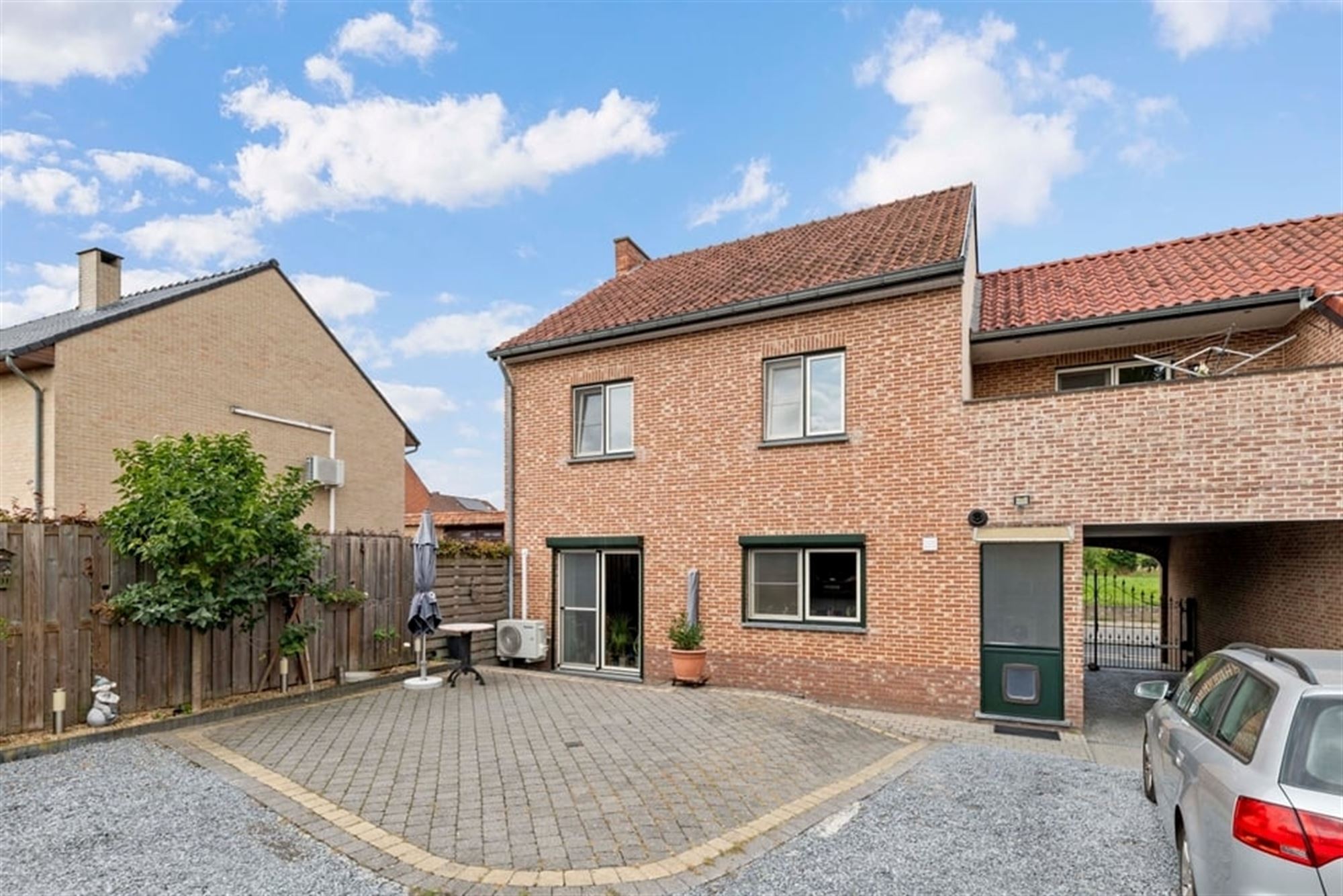 VERRASSEND RUIME GEZINSWONING MET GARAGE IN HEERS  foto 30