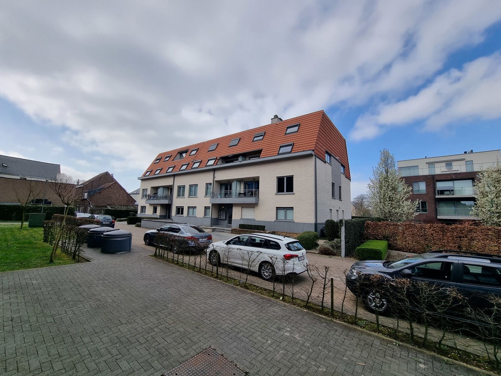 Ideaal gelegen appartement met kelder & staanplaats! foto {{pictureIndex}}