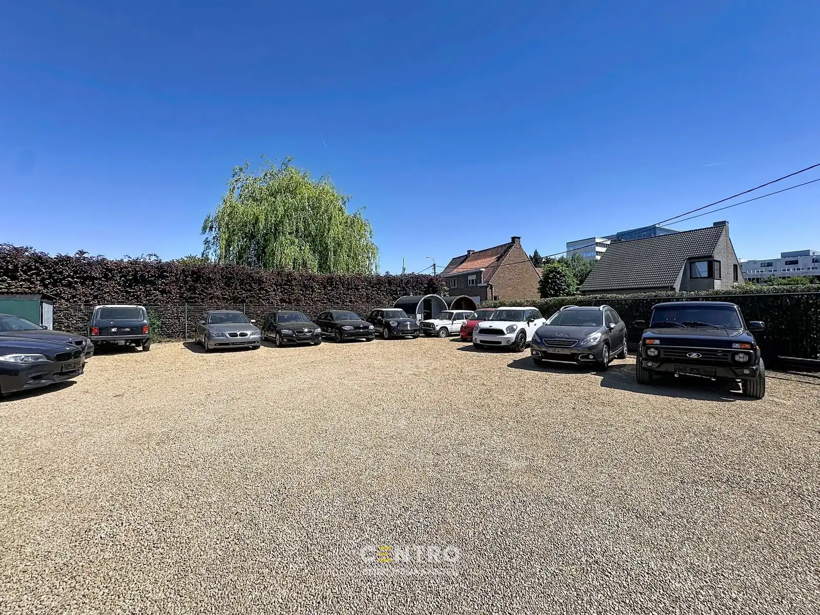 Vernieuwde ruime woning, magazijnen, bijgebouw mét grote parking op zeer strategische locatie (industriegrond) ! foto 9