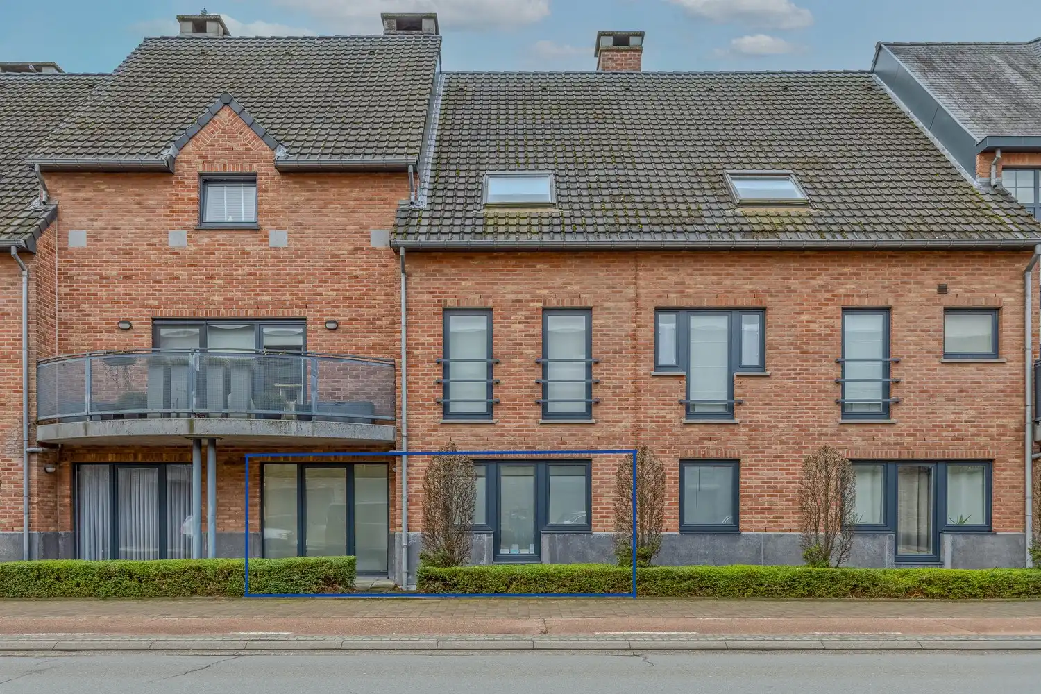 Appartement met drie slaapkamers, momenteel ingericht als dokterspraktijk in Maasmechelen. foto 2