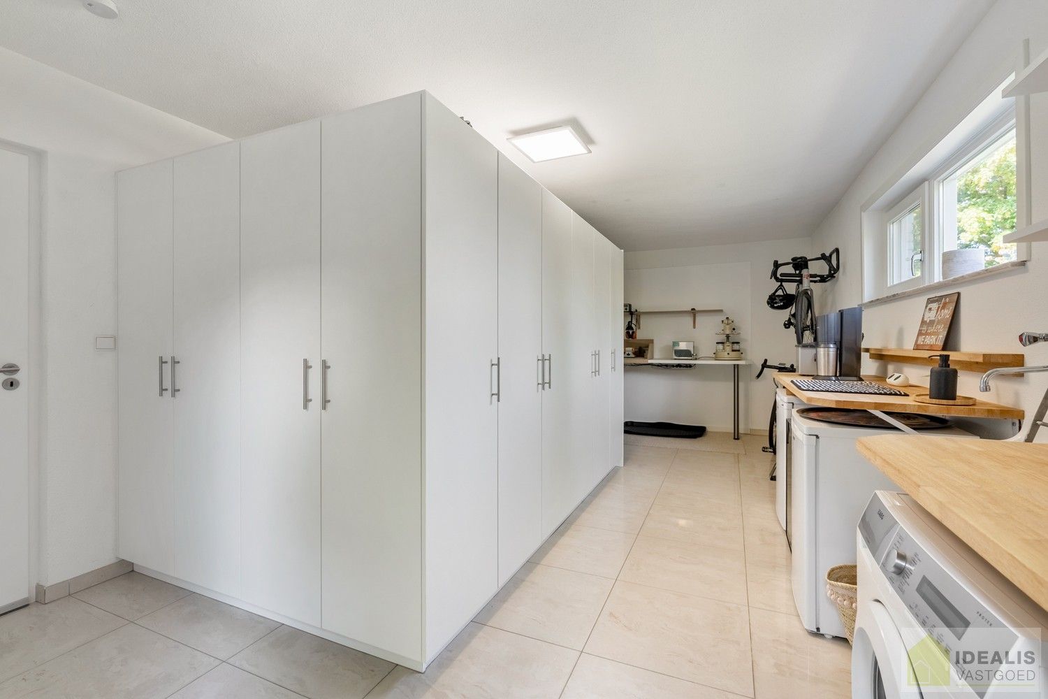 PRACHTIGE VILLA MET SCHITTERENDE ROYALE LEEFRUIMTES, UITGERUSTE KEUKEN, 2 BADKAMERS, 3 SLAAPKAMERS, CARPORT VOOR 2 WAGENS EN KNAP AANGELEGDE TUIN. DEZE KNAPPE VILLA OP EEN RESIDENTIELE LOCATIE BESCHIKT OP DE GELIJKVLOERSE VERDIEPING OVER EEN ROYALE INKOMHAL, RUIME LEEFRUIMTE MET AANSLUITEND EETKAMER EN PRAKTISCH UITGERUSTE LEEFKEUKEN MET EEN BIJKEUKEN/WASPLAATS MET TOEGANG TOT TERRAS, BADKAMER EN 2 SLAAPKAMERS; OP DE VERDIEPING BESCHIKT DE WONING OVER EEN PRACHTIGE MASTERBEDROOM MET AANSLUITEND EEN LUXUEUZE BADKAMER. EEN ‘MUST SEE’ VOOR KOPERS OP ZOEK IN HET MOOIE SEGMENT! foto 26
